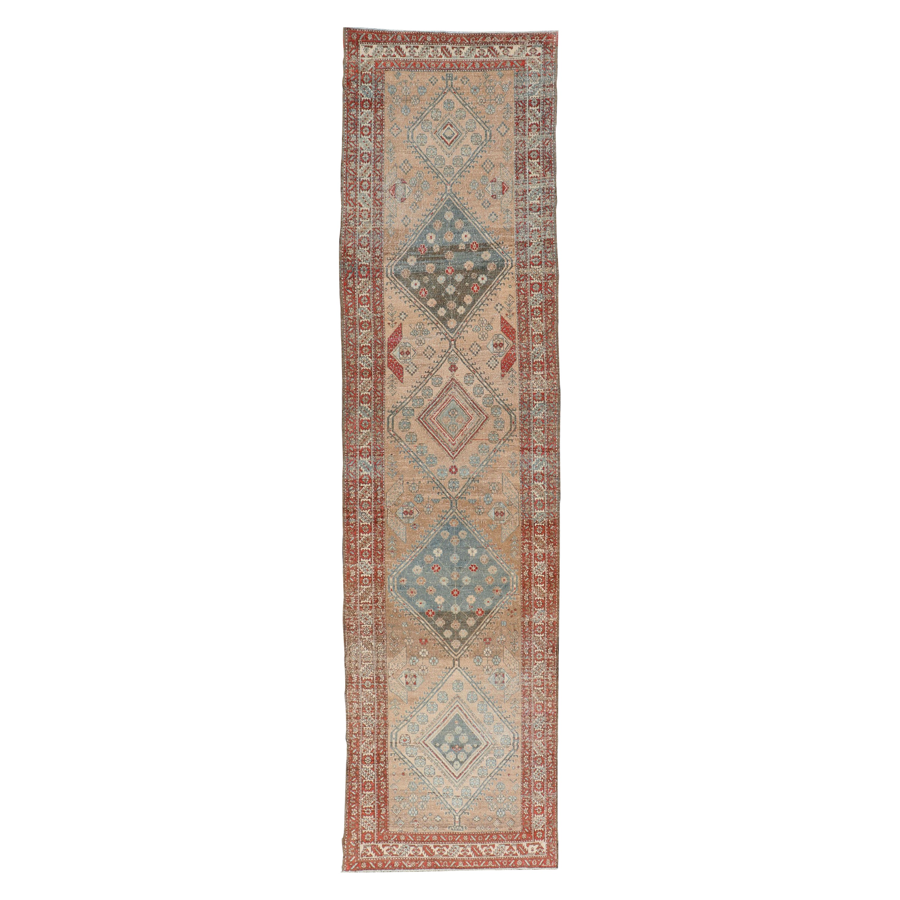 Antico runner persiano Serab con disegno geometrico a medaglioni in rosso e tan.