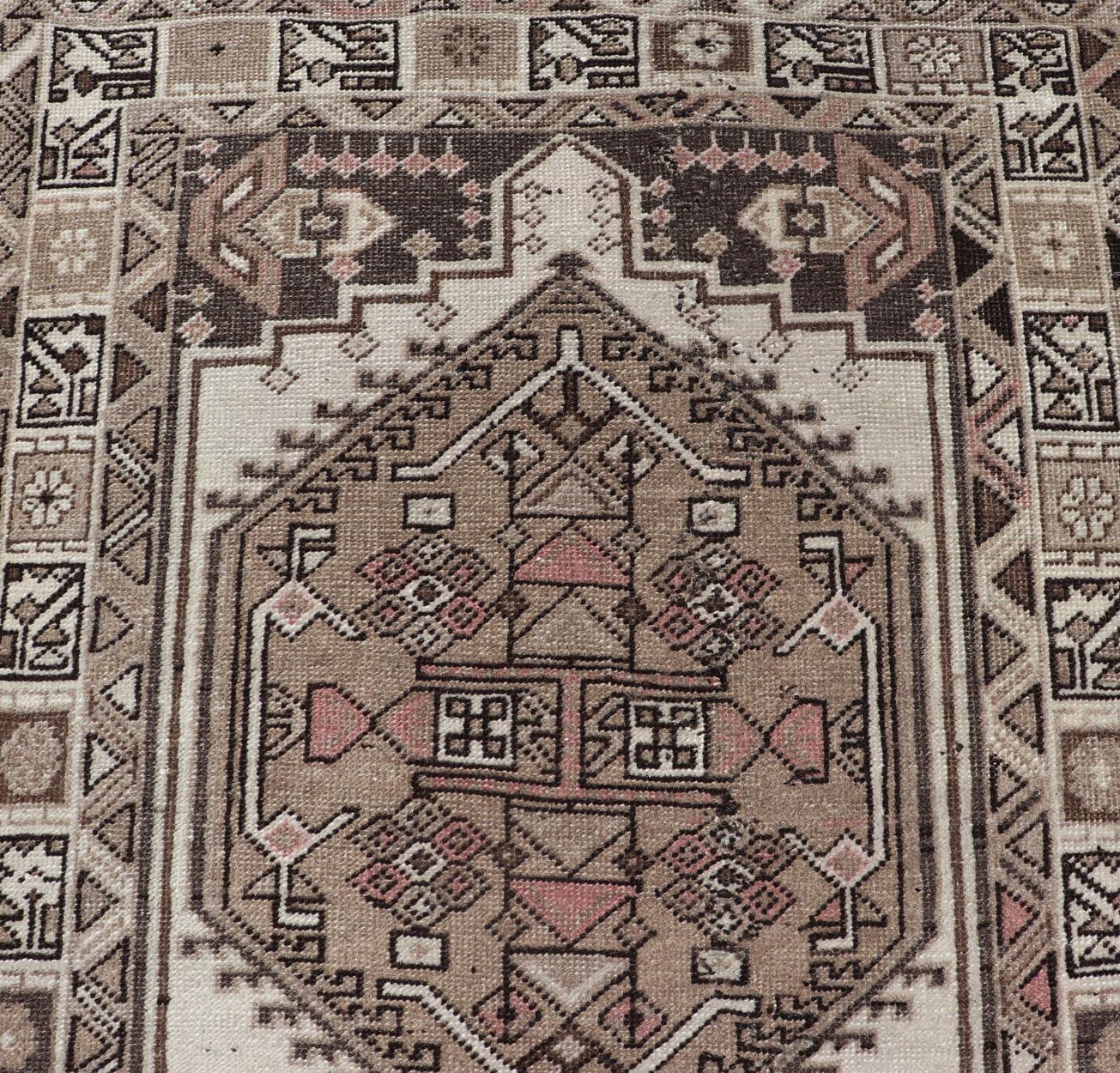Antico runner persiano Serab con medaglioni geometrici 2'5 x 12'8 in vendita 2