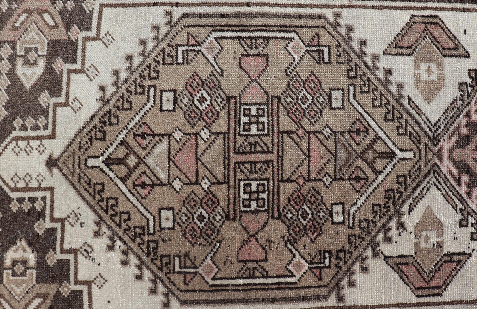 Antico runner persiano Serab con medaglioni geometrici 2'5 x 12'8 in vendita 3