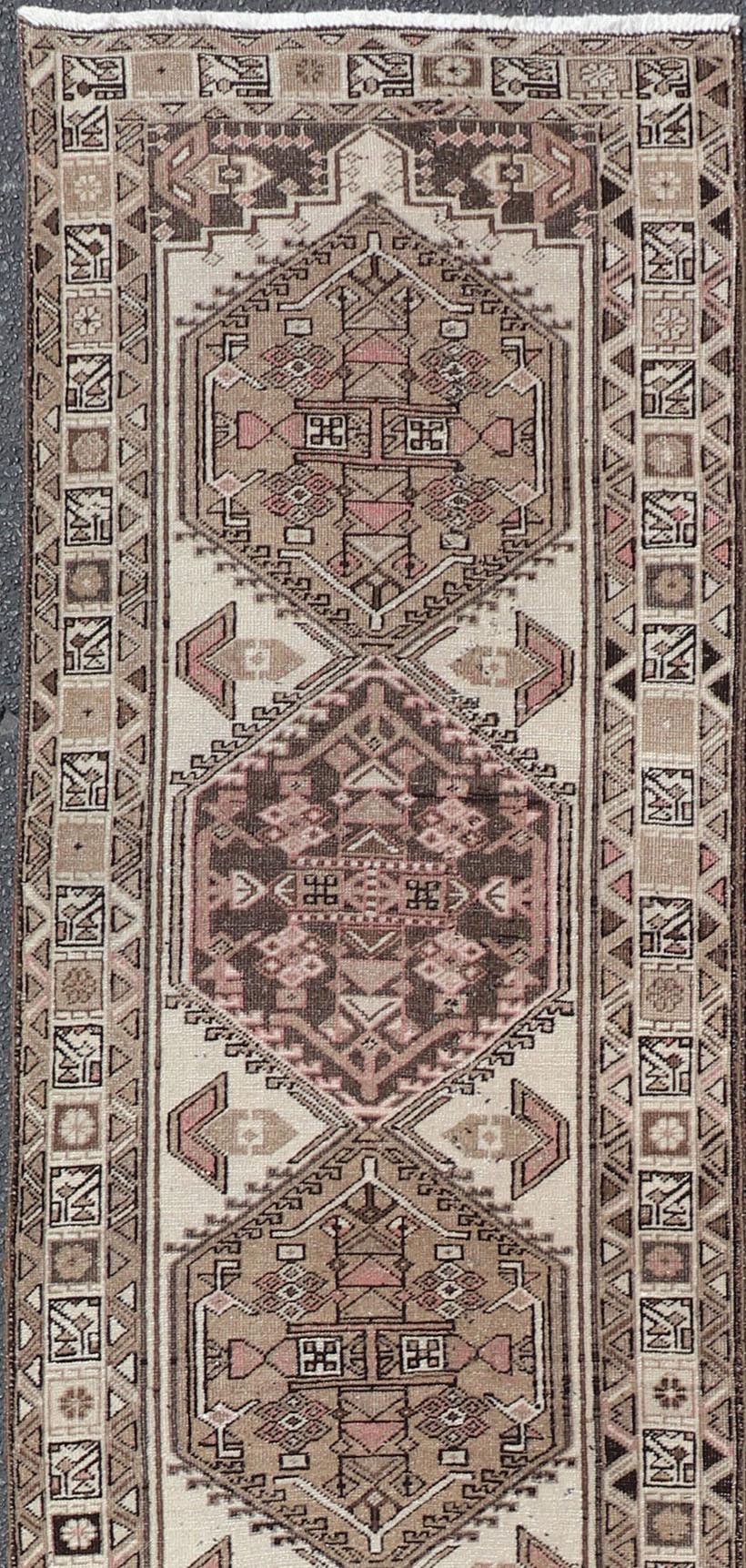 Misure: 2'5 x 12'8 

Antico tappeto persiano Serab Runner con medaglioni geometrici 2'5 x 12'8. Keivan Woven Arts/ tappeto/R20-0826, paese d'origine/tipo: Iran / Sarab circa 1960.

Il runner persiano Serab presenta un raffinato disegno tribale