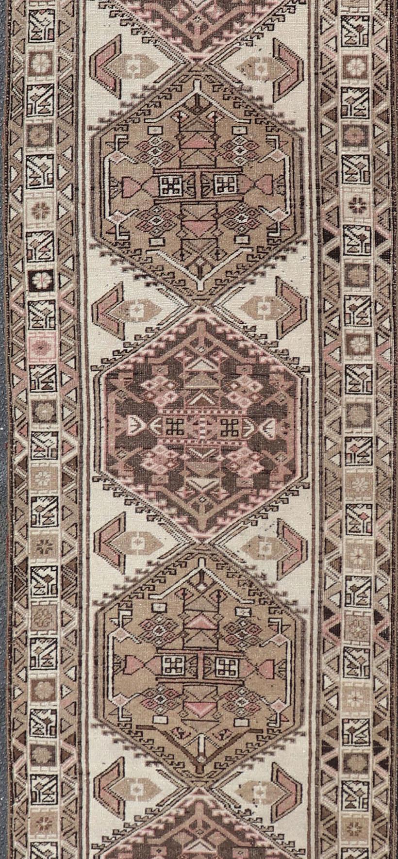 Heriz Serapi Antico runner persiano Serab con medaglioni geometrici 2'5 x 12'8 in vendita