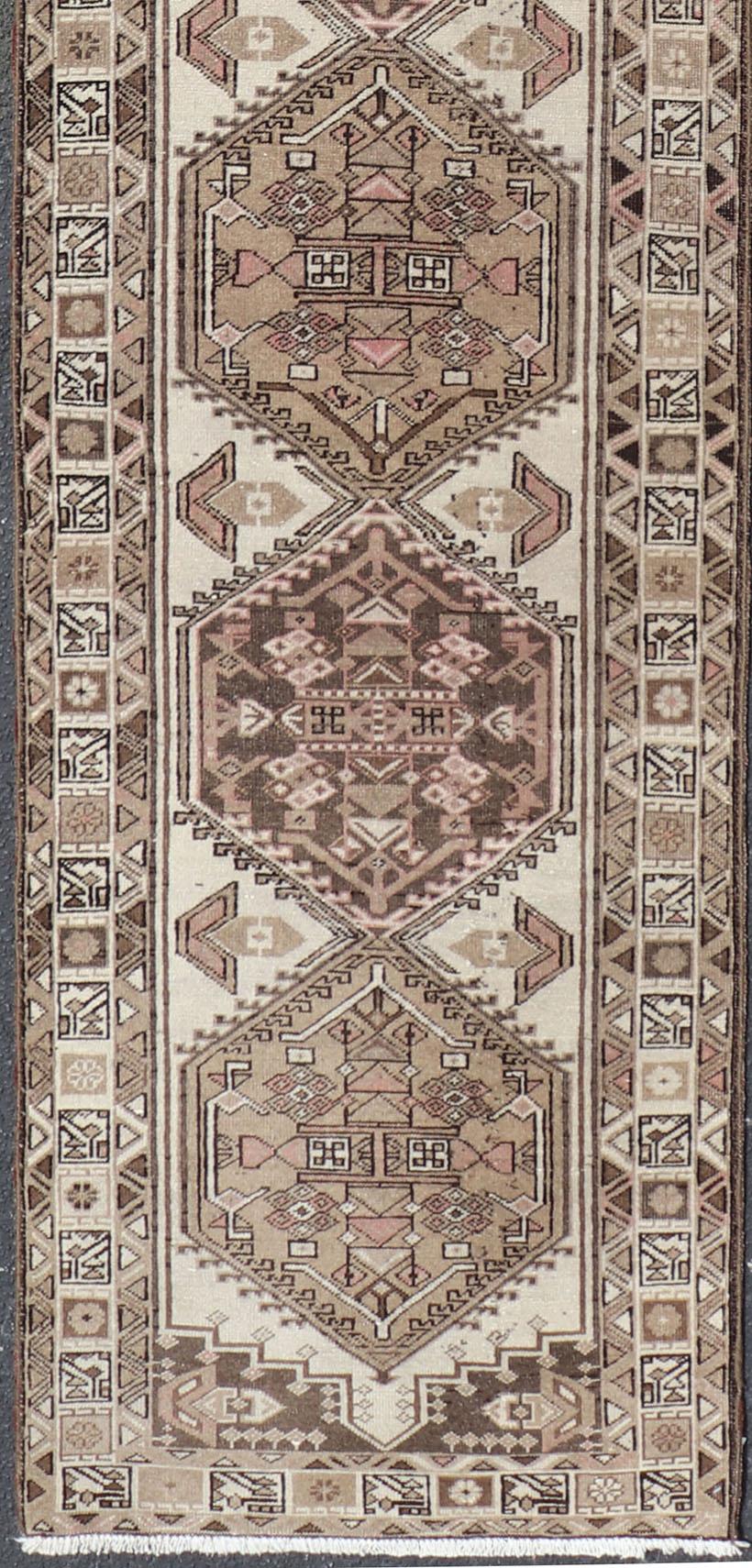 Persiano Antico runner persiano Serab con medaglioni geometrici 2'5 x 12'8 in vendita
