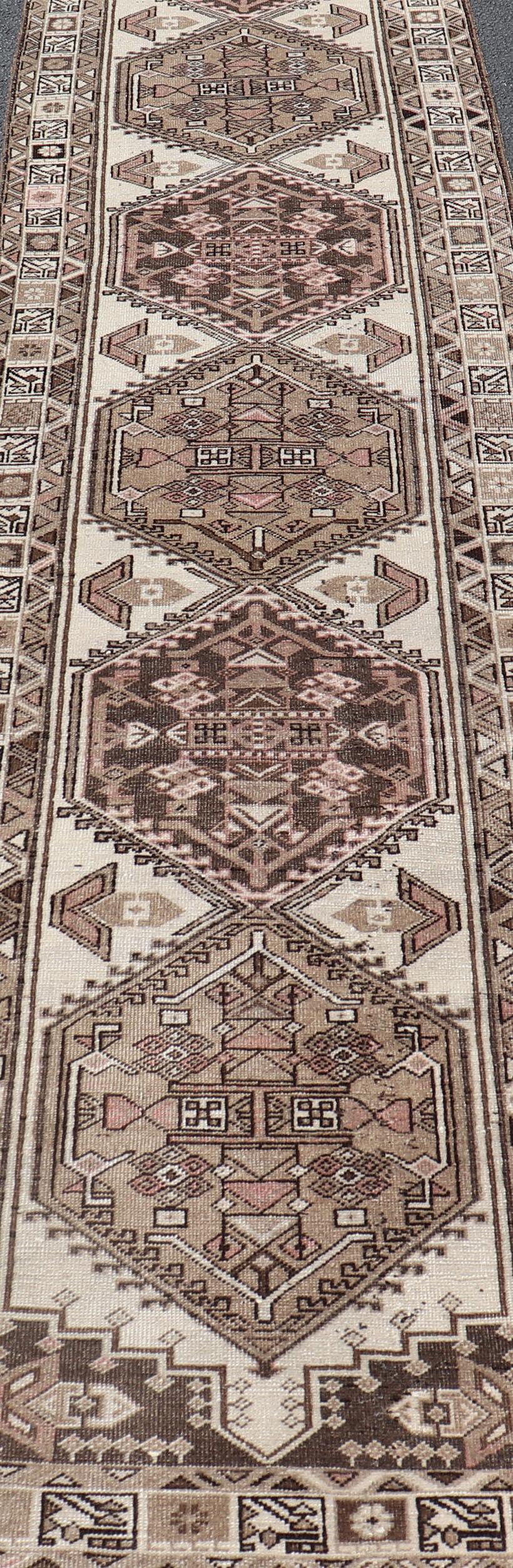 Annodato a mano Antico runner persiano Serab con medaglioni geometrici 2'5 x 12'8 in vendita