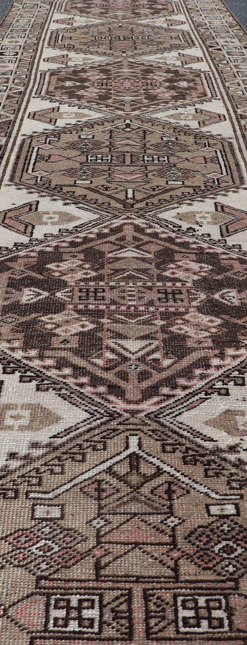 Antico runner persiano Serab con medaglioni geometrici 2'5 x 12'8 In condizioni buone in vendita a Atlanta, GA