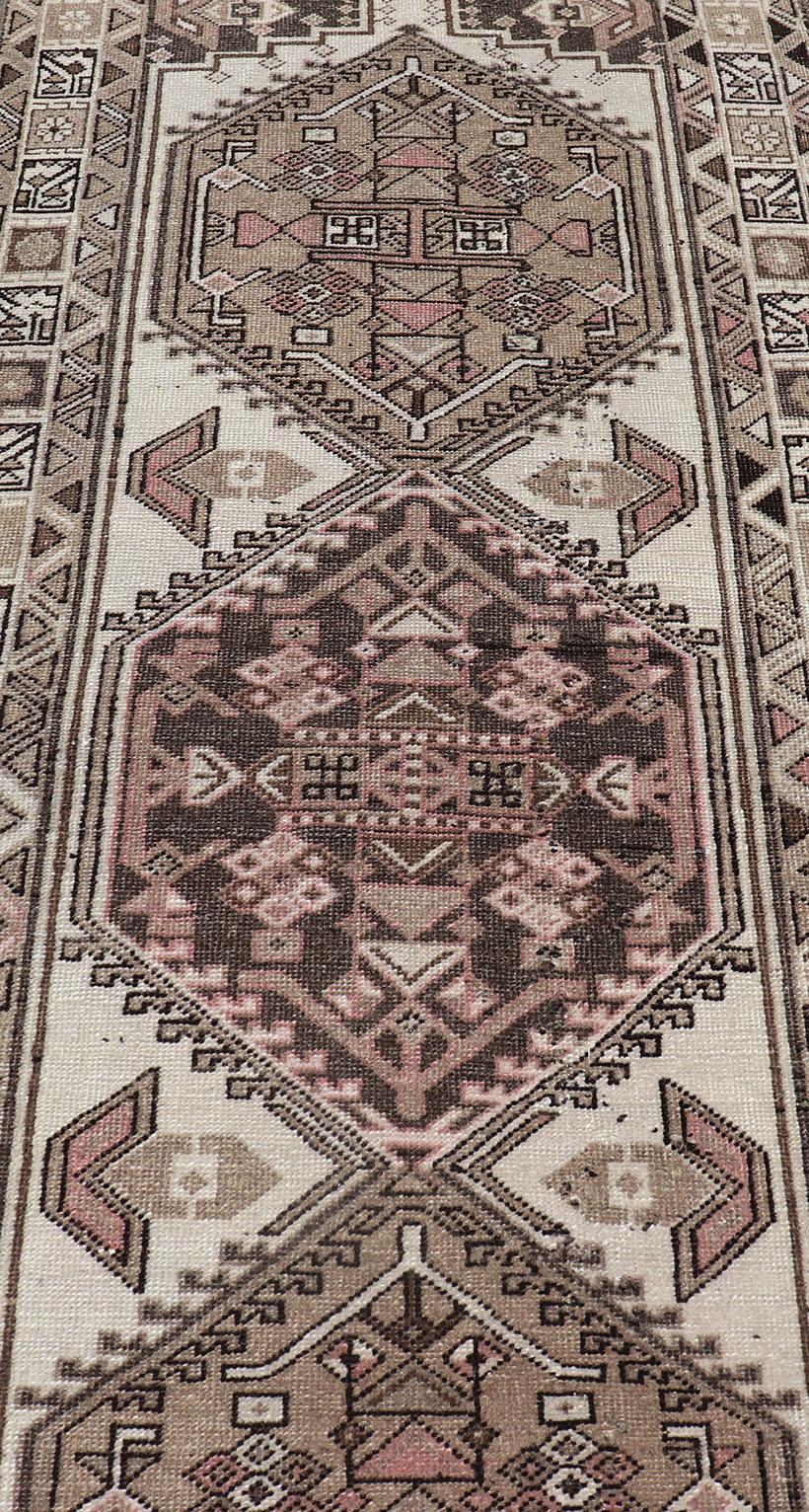 XX secolo Antico runner persiano Serab con medaglioni geometrici 2'5 x 12'8 in vendita