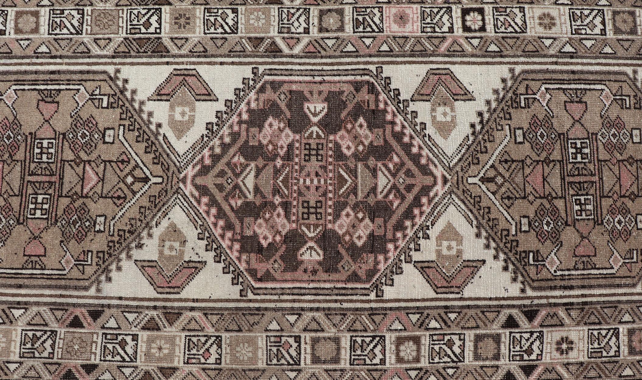 Antico runner persiano Serab con medaglioni geometrici 2'5 x 12'8 in vendita 1