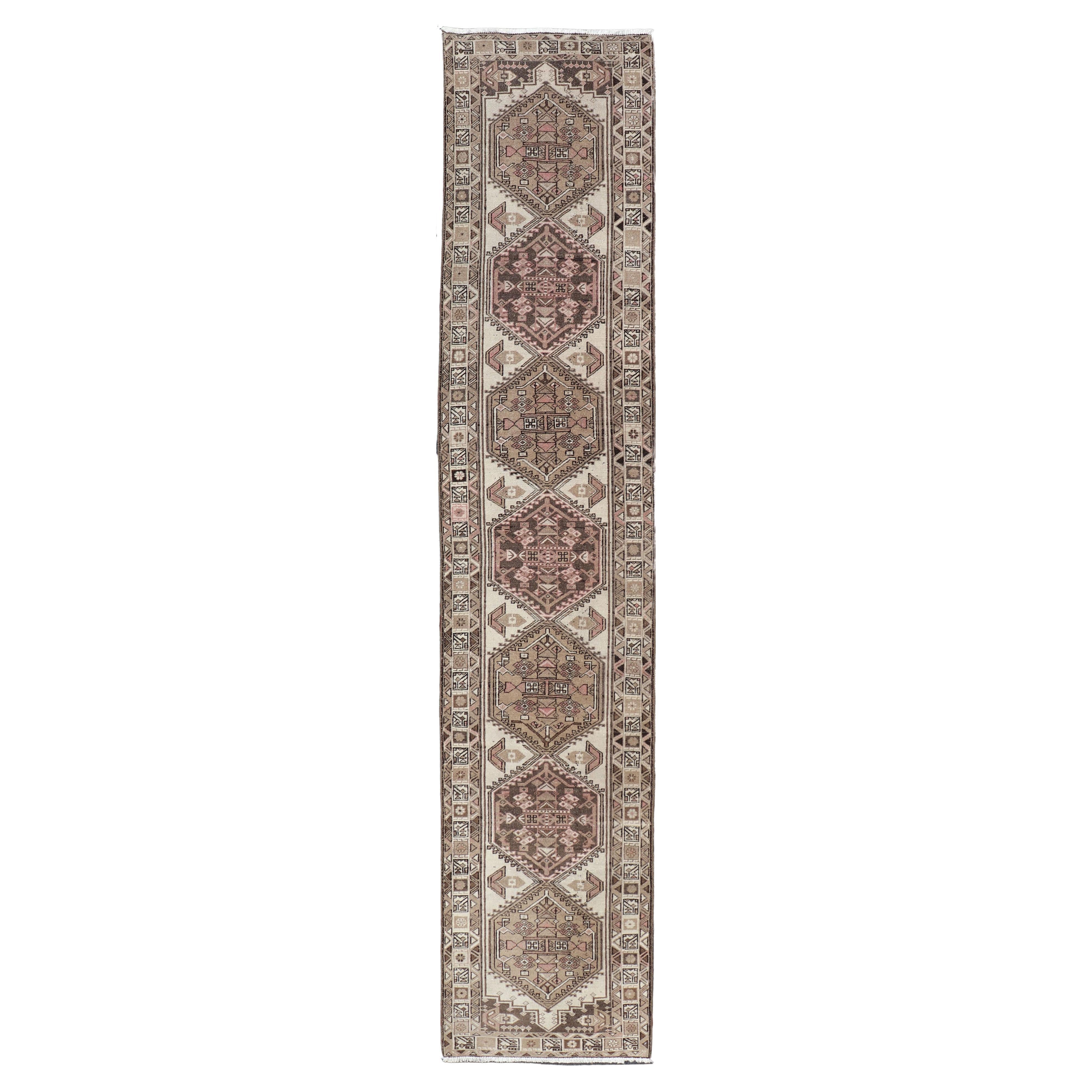Antico runner persiano Serab con medaglioni geometrici 2'5 x 12'8 in vendita