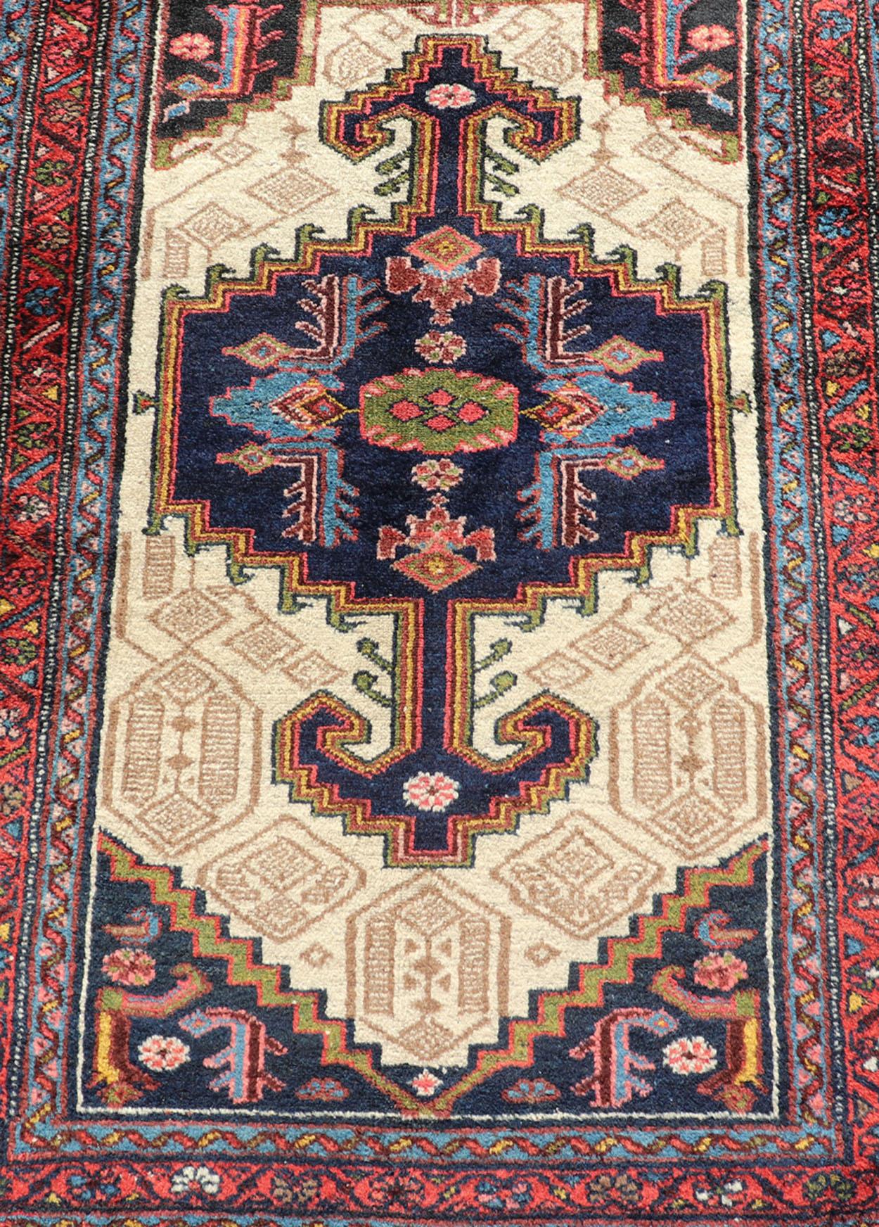 Antiker persischer Serab-Läufer mit geometrischem Tri-Medaillon-Muster auf cremefarbenem Feld. Keivan Woven Arts / Teppich EMB-9561-P13077, Herkunftsland / Typ: Iran / Serab, um 1920.

Dieser antike persische Serab-Läufer aus der Zeit um 1910
