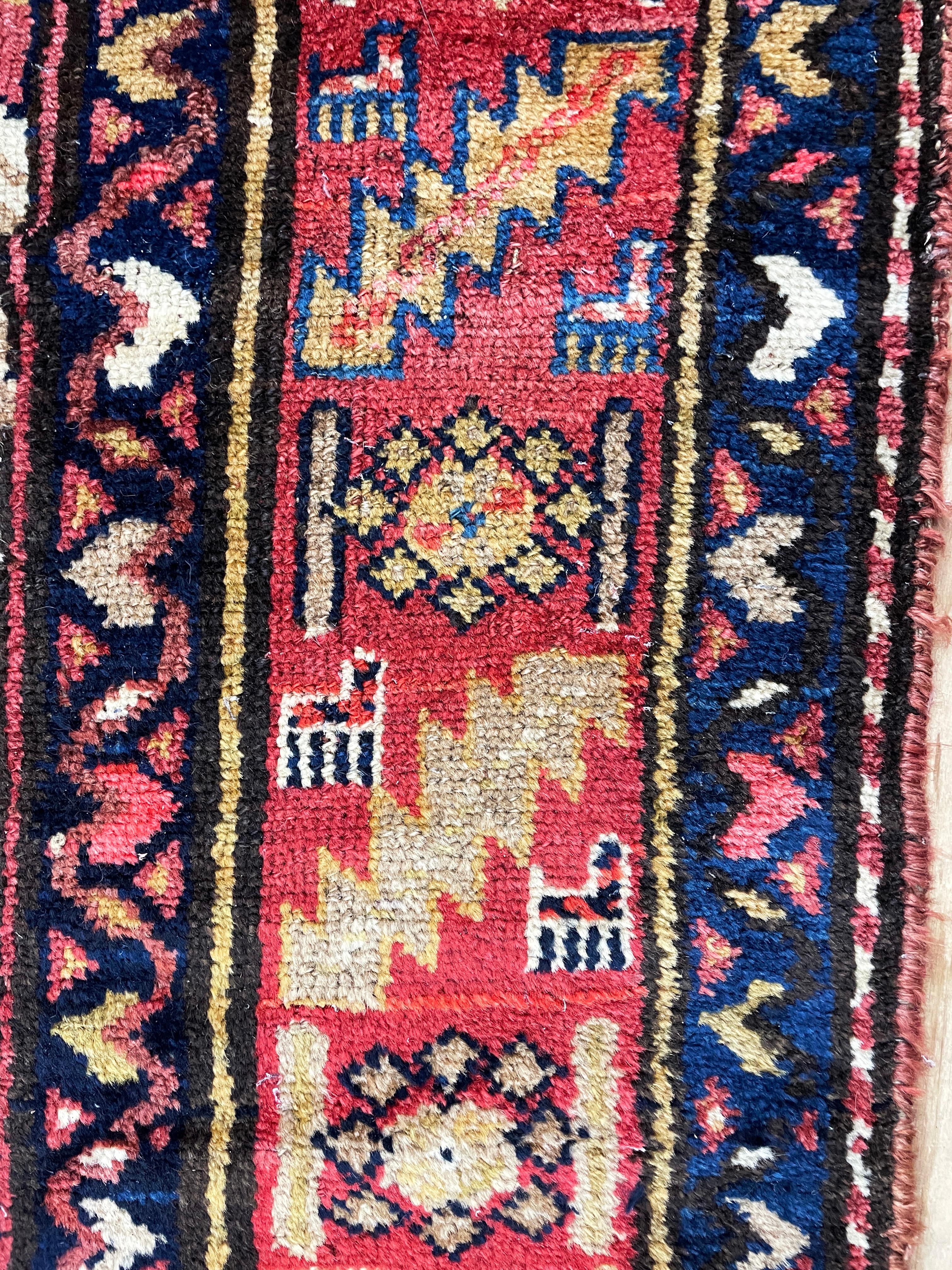 Entdecken Sie die zeitlose Anziehungskraft dieses exquisiten antiken nordwestpersischen Serab/Serapi-Läufers! Dieser um 1880 gefertigte Läufer mit den Maßen 4'1