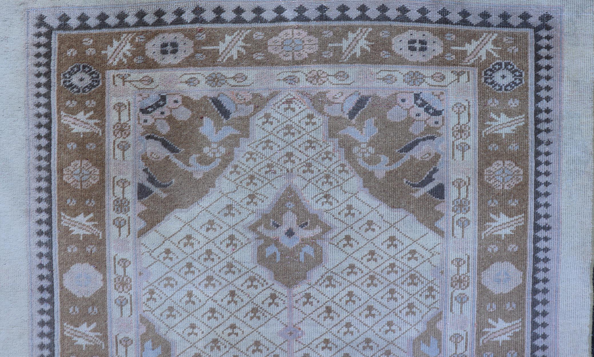 Antique Persian Serab, rug/21010. This beautiful Serab rug from the early 20th century rests on a camel background, which surrounds the medallion of alternating cream and brown colors. The main border has brown colors in a repeating geometric