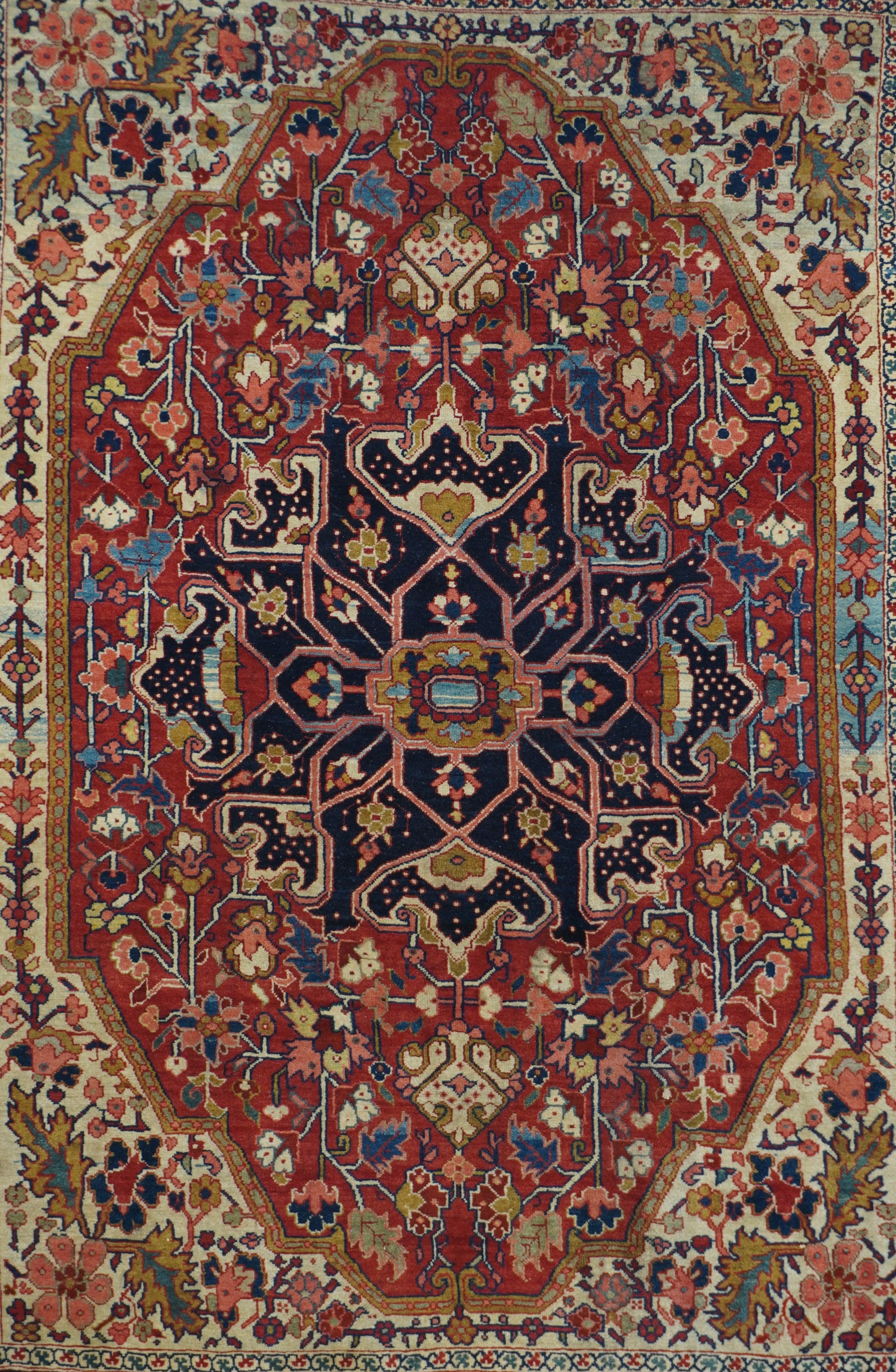 Antiker persischer Serapi-Teppich aus Persien 4'11'' x 6'7'' (Persisch) im Angebot