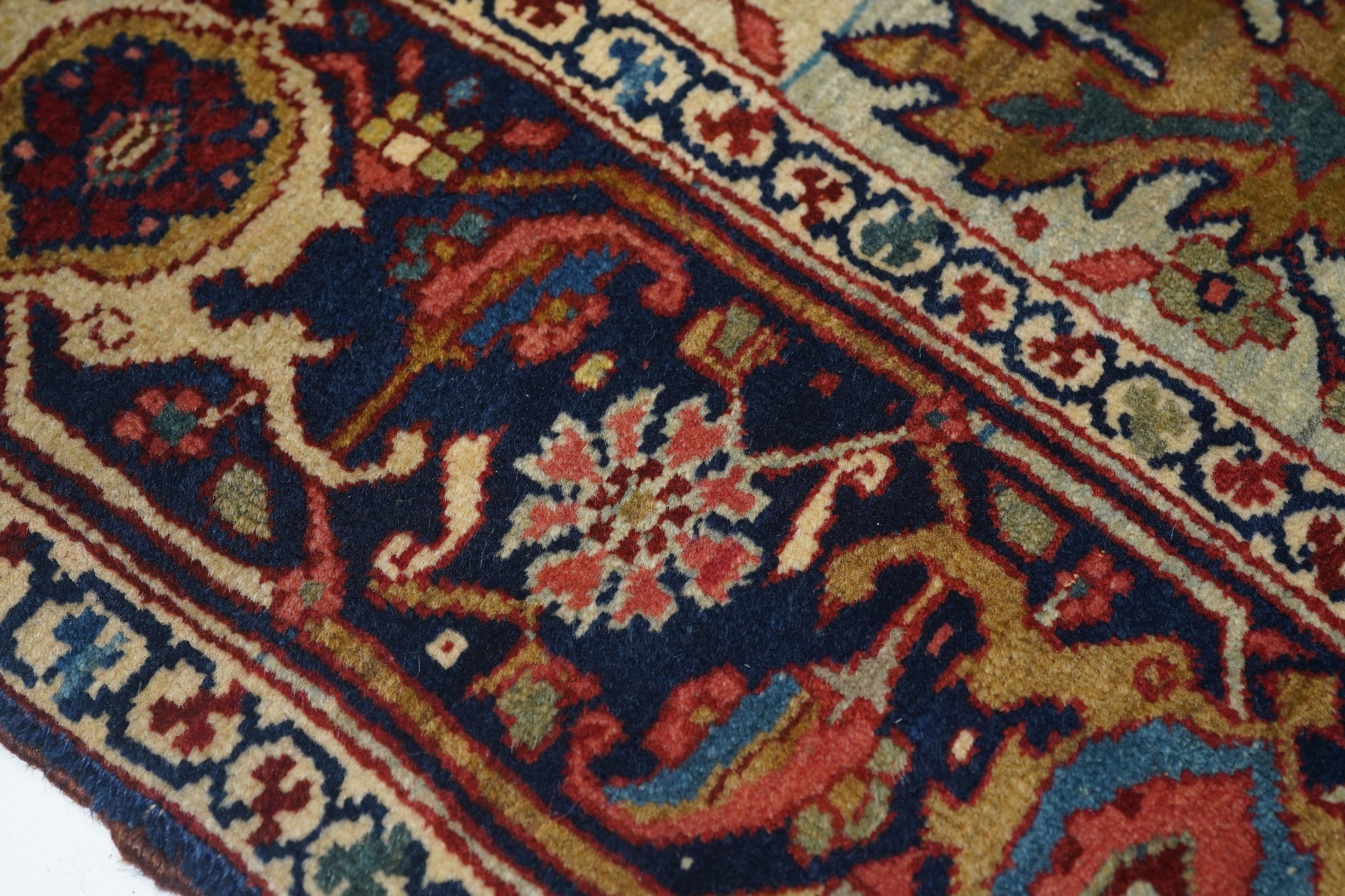 Antiker persischer Serapi-Teppich aus Persien 4'11'' x 6'7'' (Handgeknüpft) im Angebot