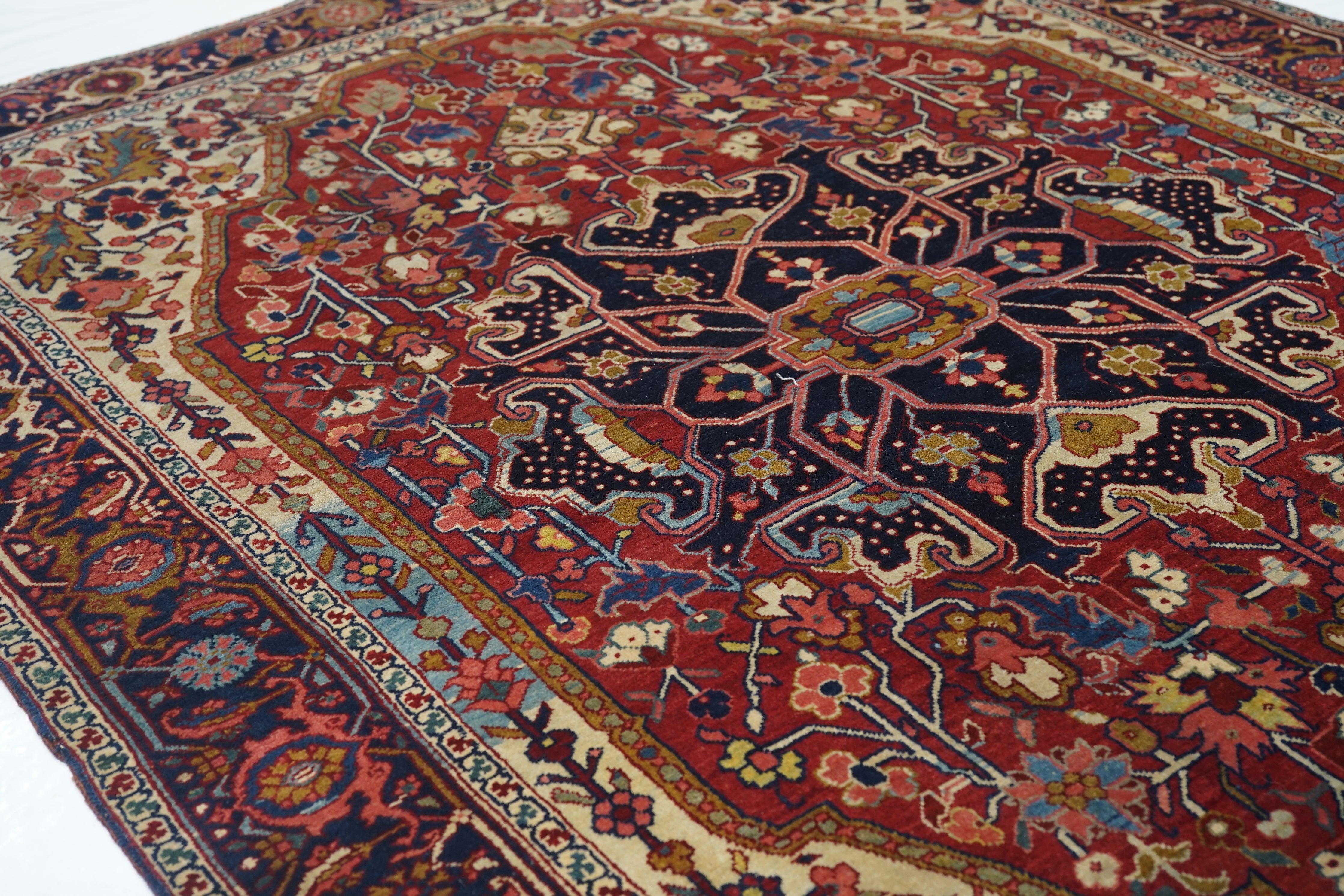 Antiker persischer Serapi-Teppich aus Persien 4'11'' x 6'7'' (Frühes 20. Jahrhundert) im Angebot