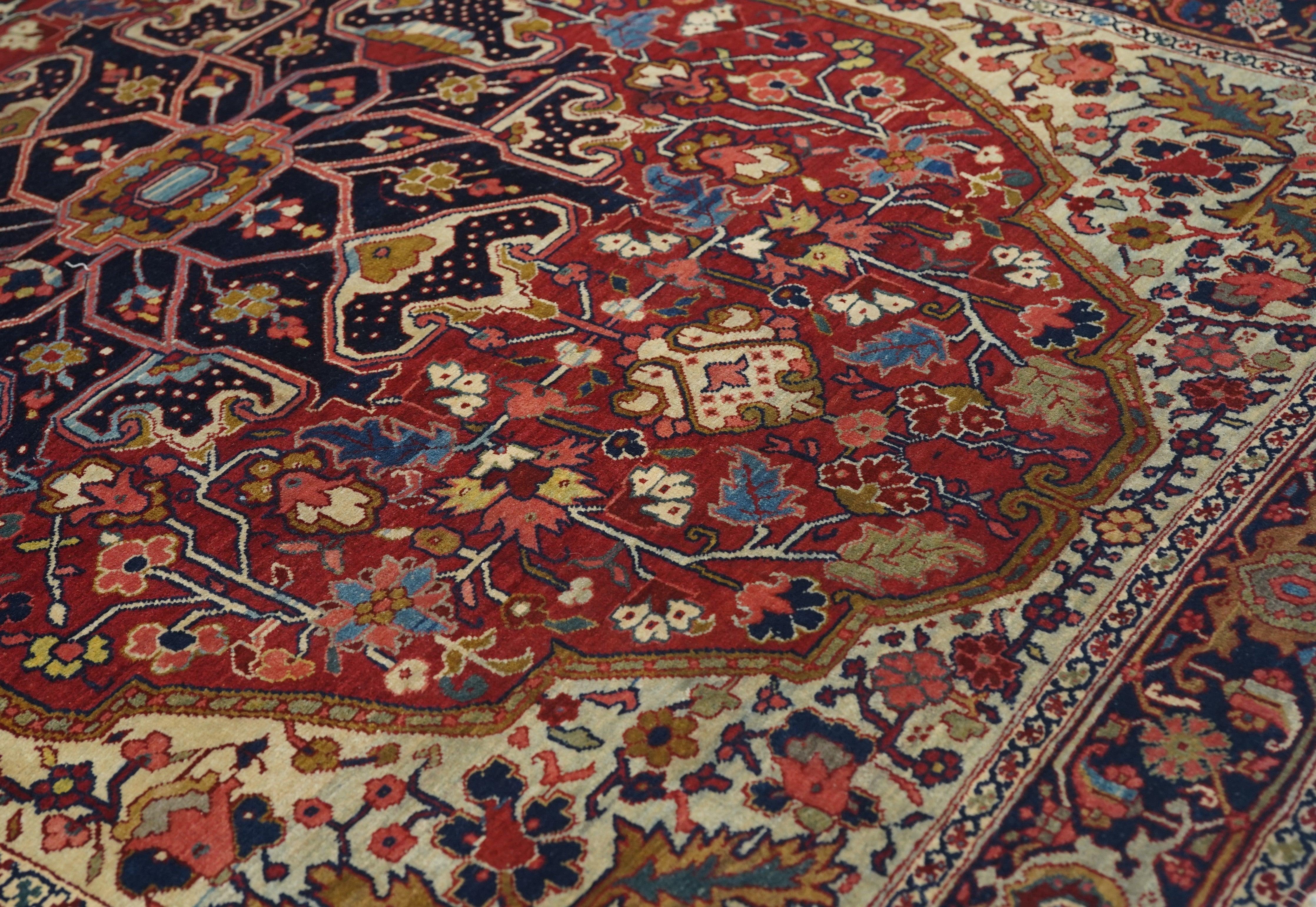 Antiker persischer Serapi-Teppich aus Persien 4'11'' x 6'7'' im Zustand „Gut“ im Angebot in New York, NY