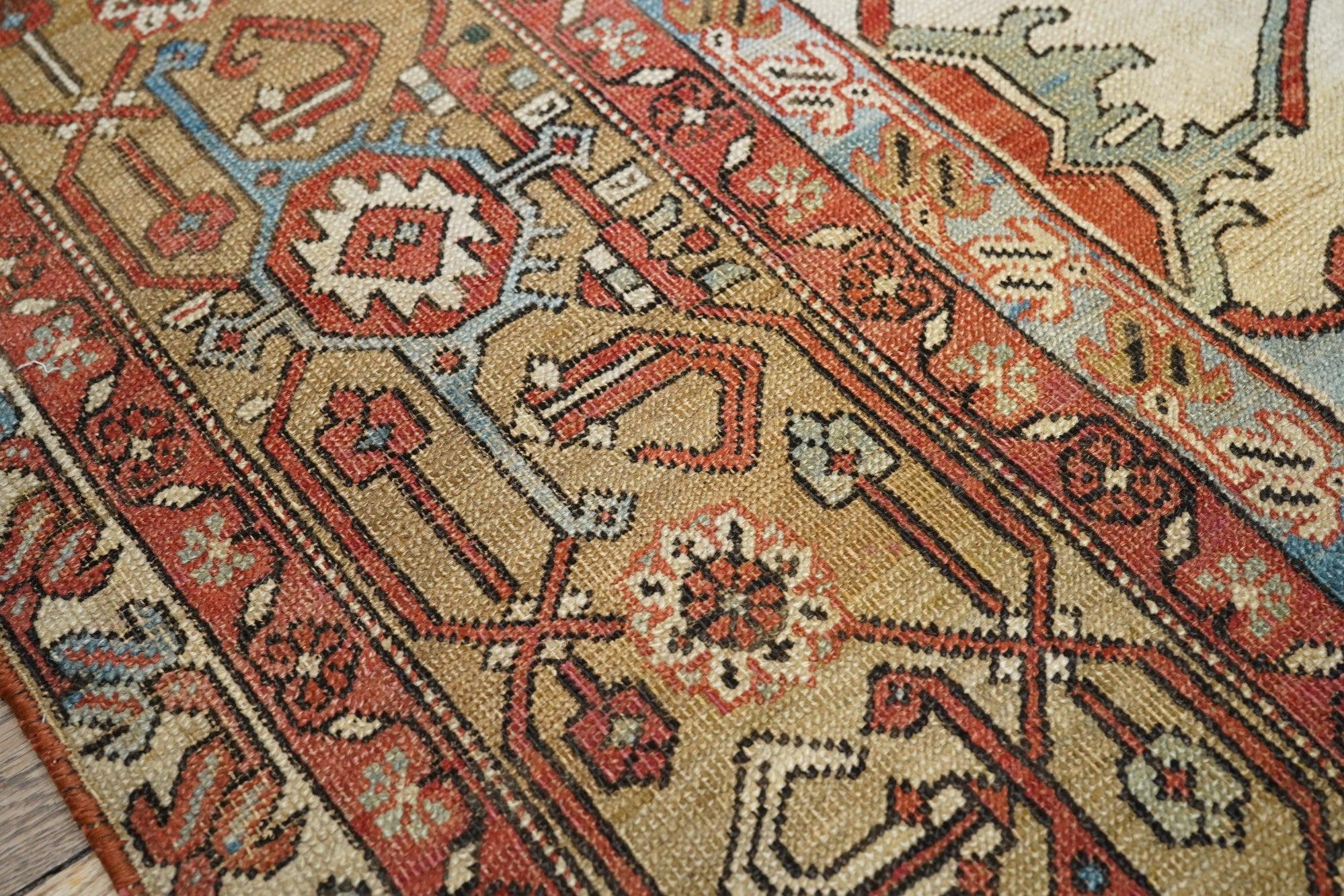 Antique Persian Serapi Area Rug In Good Condition For Sale In New York, NY