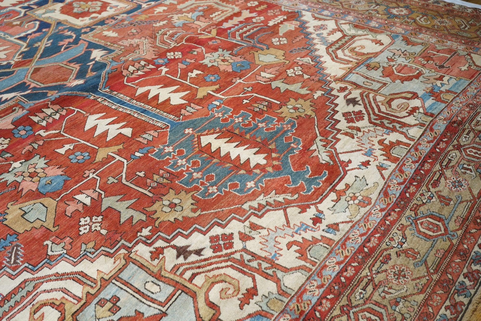 Antiker persischer Serapi-Teppich aus Persien im Zustand „Gut“ im Angebot in New York, NY