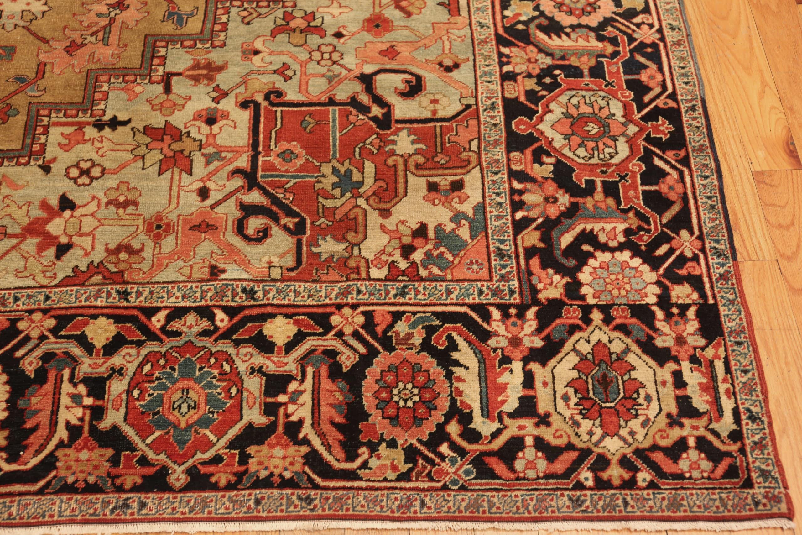 Antique Persian Serapi Area Rug. 9 ft 4 in x 12 ft 1 in In Good Condition For Sale In New York, NY