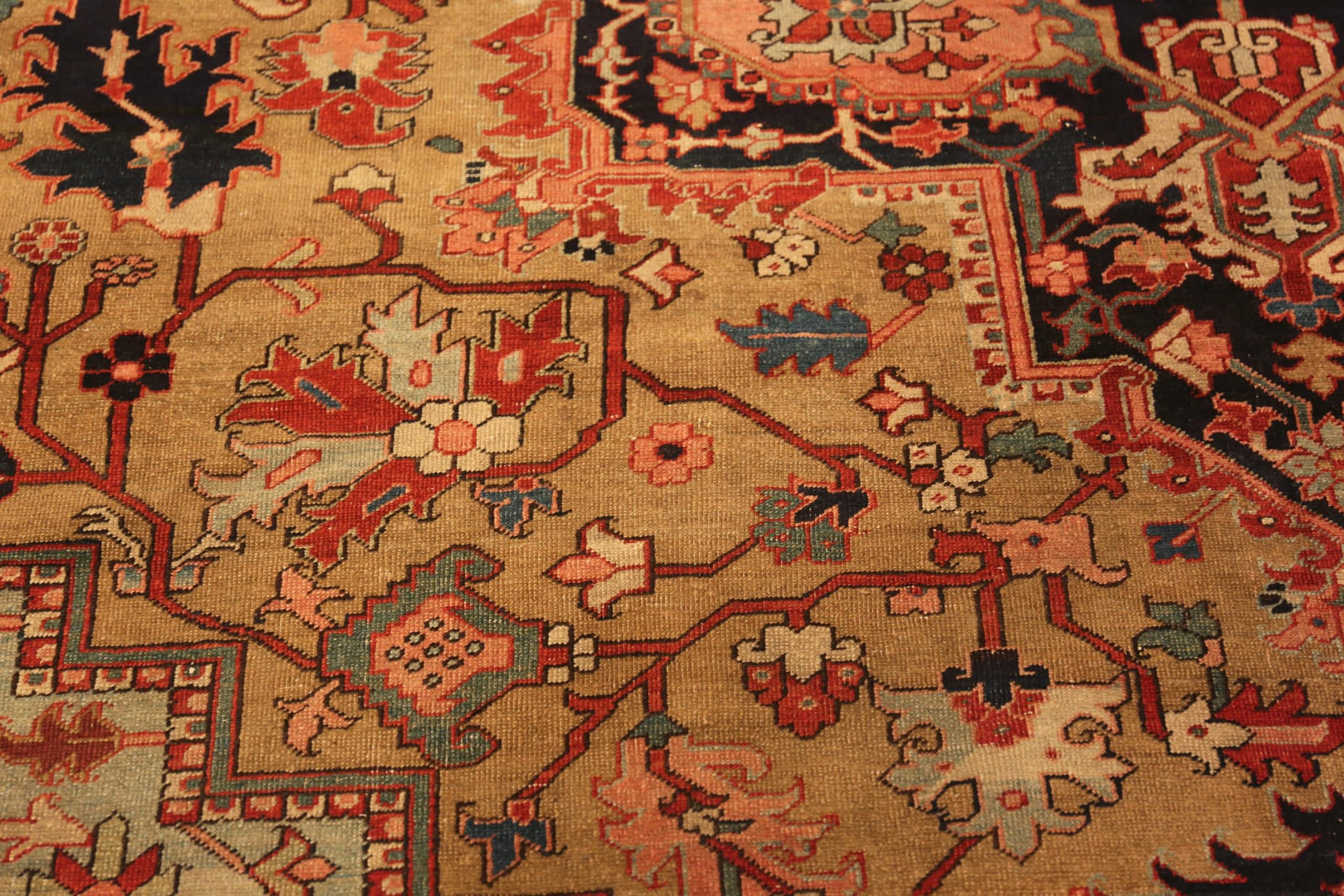 20th Century Antique Persian Serapi Area Rug. 9 ft 4 in x 12 ft 1 in For Sale