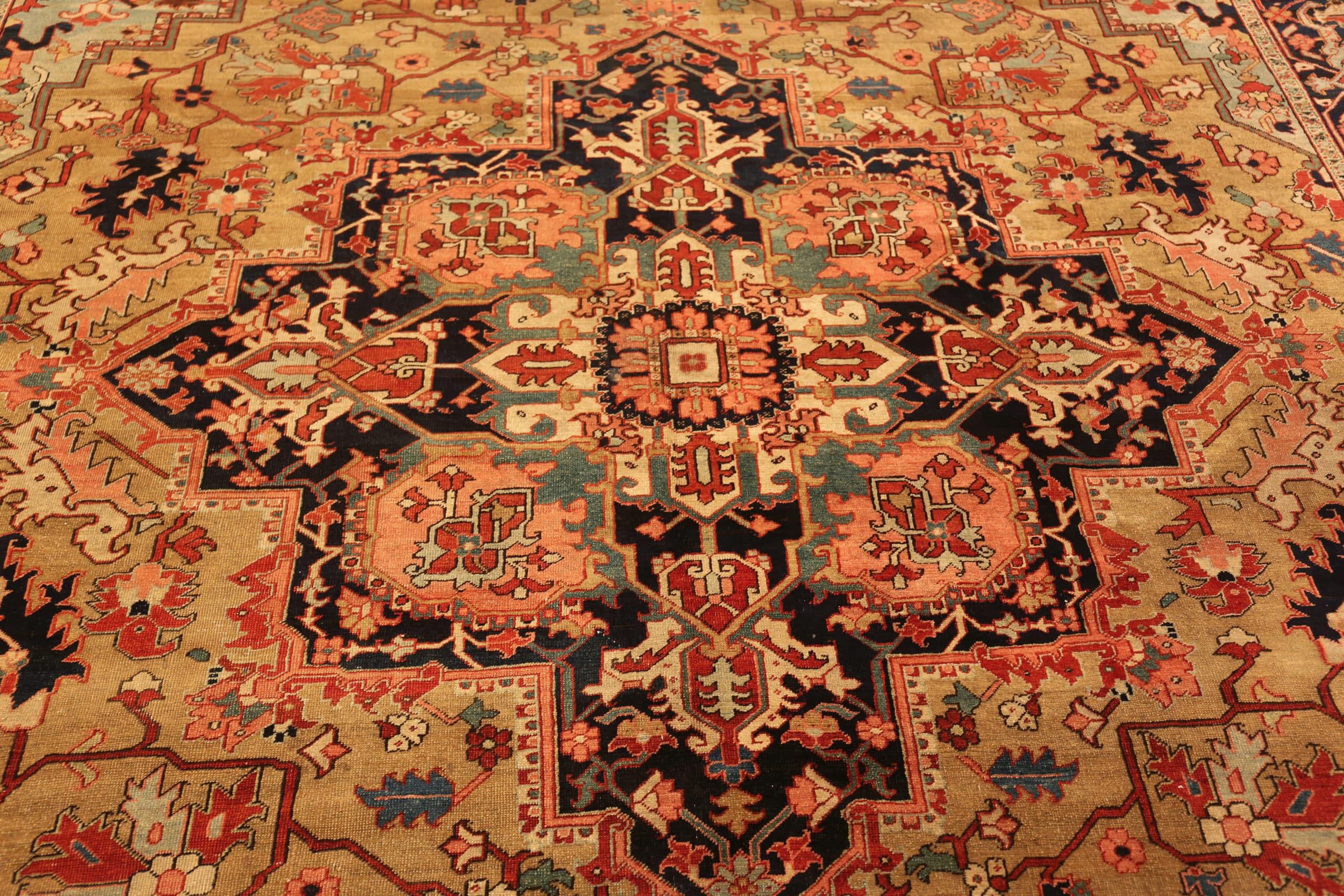 Antique Persian Serapi Area Rug. 9 ft 4 in x 12 ft 1 in For Sale 1