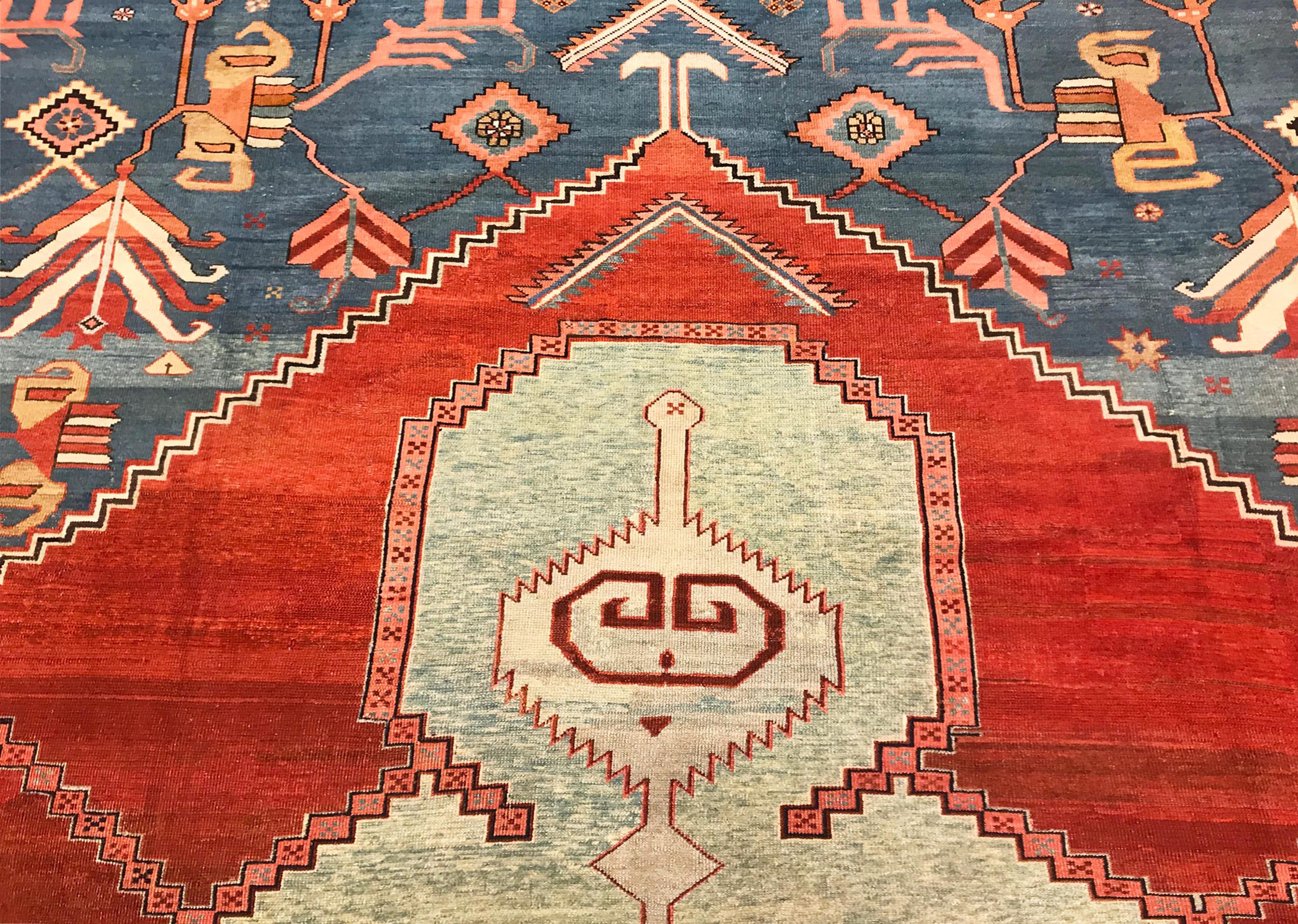 Antique Persian Serapi Bakshaish Oriental Carpet, in Large Size with Soft Colors For Sale 4