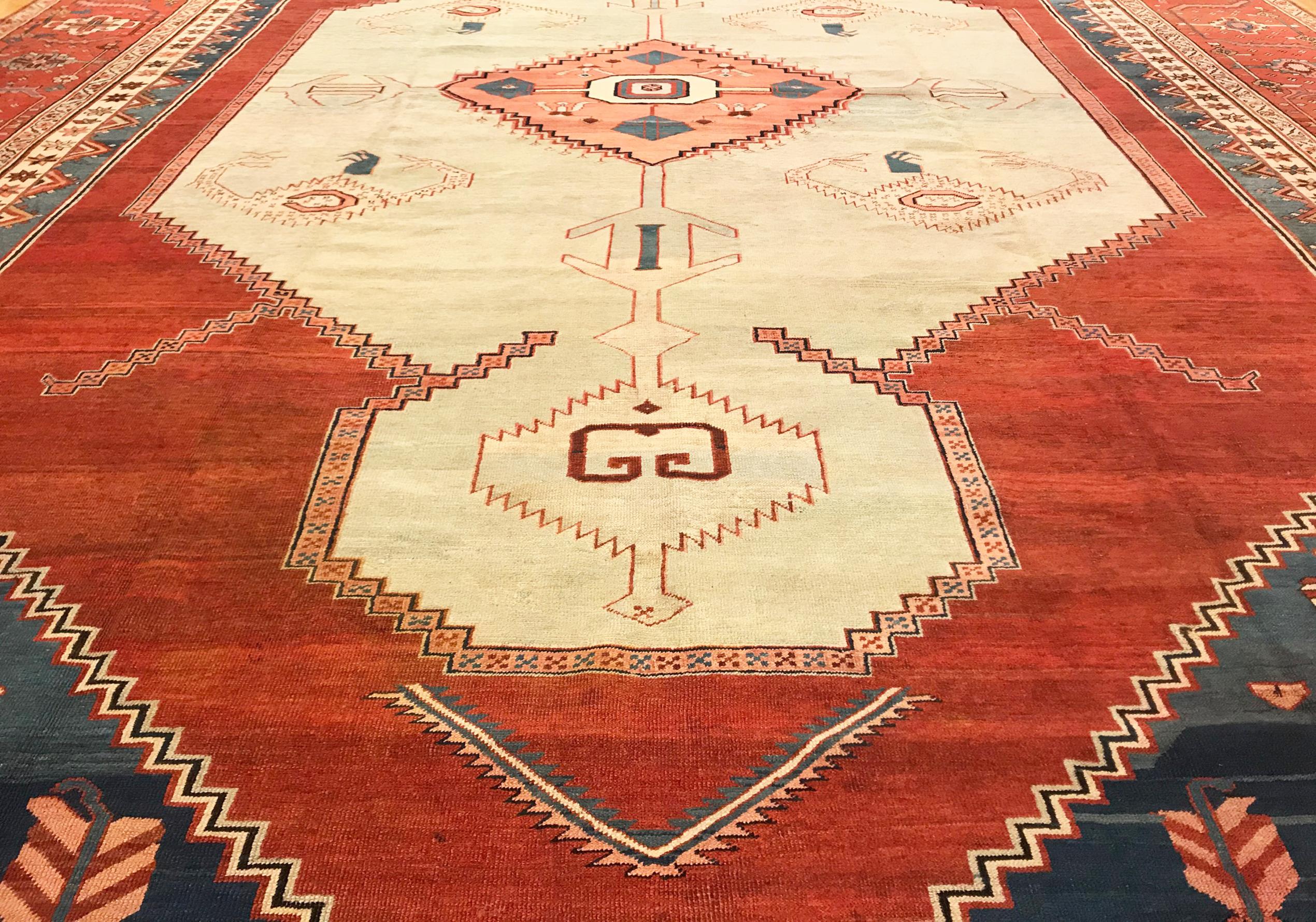 Antiker persischer Serapi Bakshaish Oriental Teppich in großer Größe mit weichen Farben, antik im Zustand „Gut“ im Angebot in New York, NY