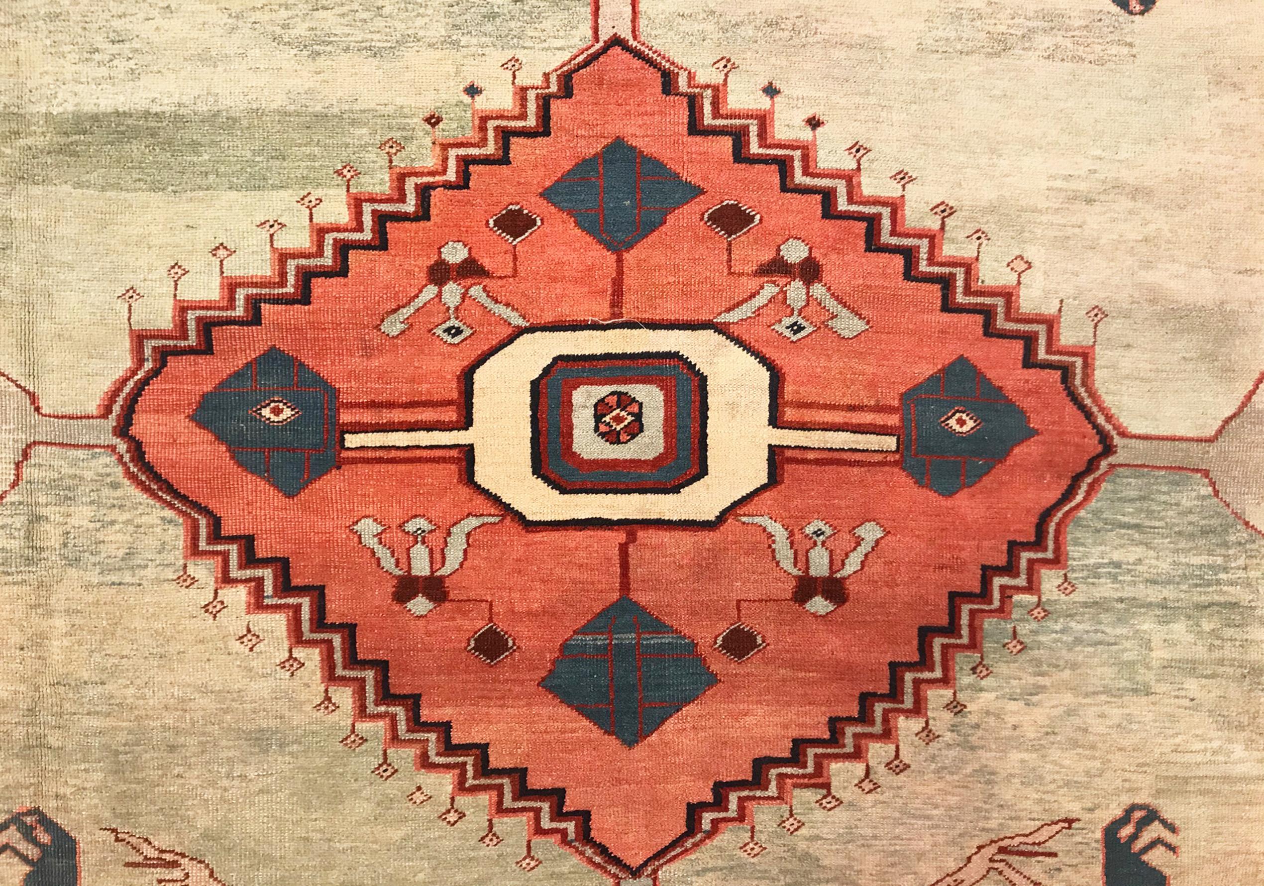 Antiker persischer Serapi Bakshaish Oriental Teppich in großer Größe mit weichen Farben, antik (Frühes 20. Jahrhundert) im Angebot
