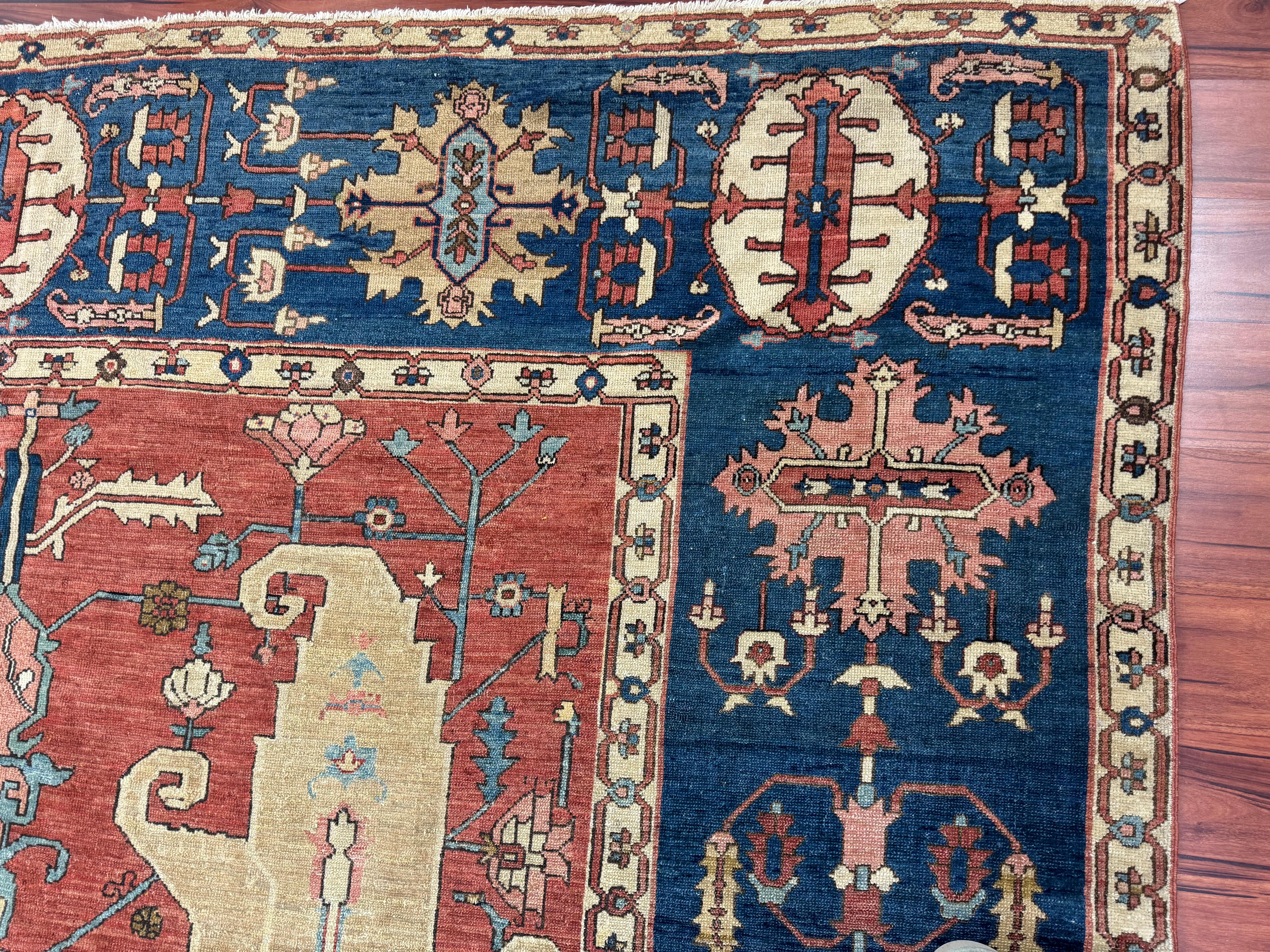Ein atemberaubender antiker persischer Serapi-Teppich, der in den 1880er Jahren aus dem Iran stammt. Dieses außergewöhnliche Stück wurde sorgfältig aufbewahrt und befindet sich trotz seines beachtlichen Alters in einem ausgezeichneten Zustand. Das