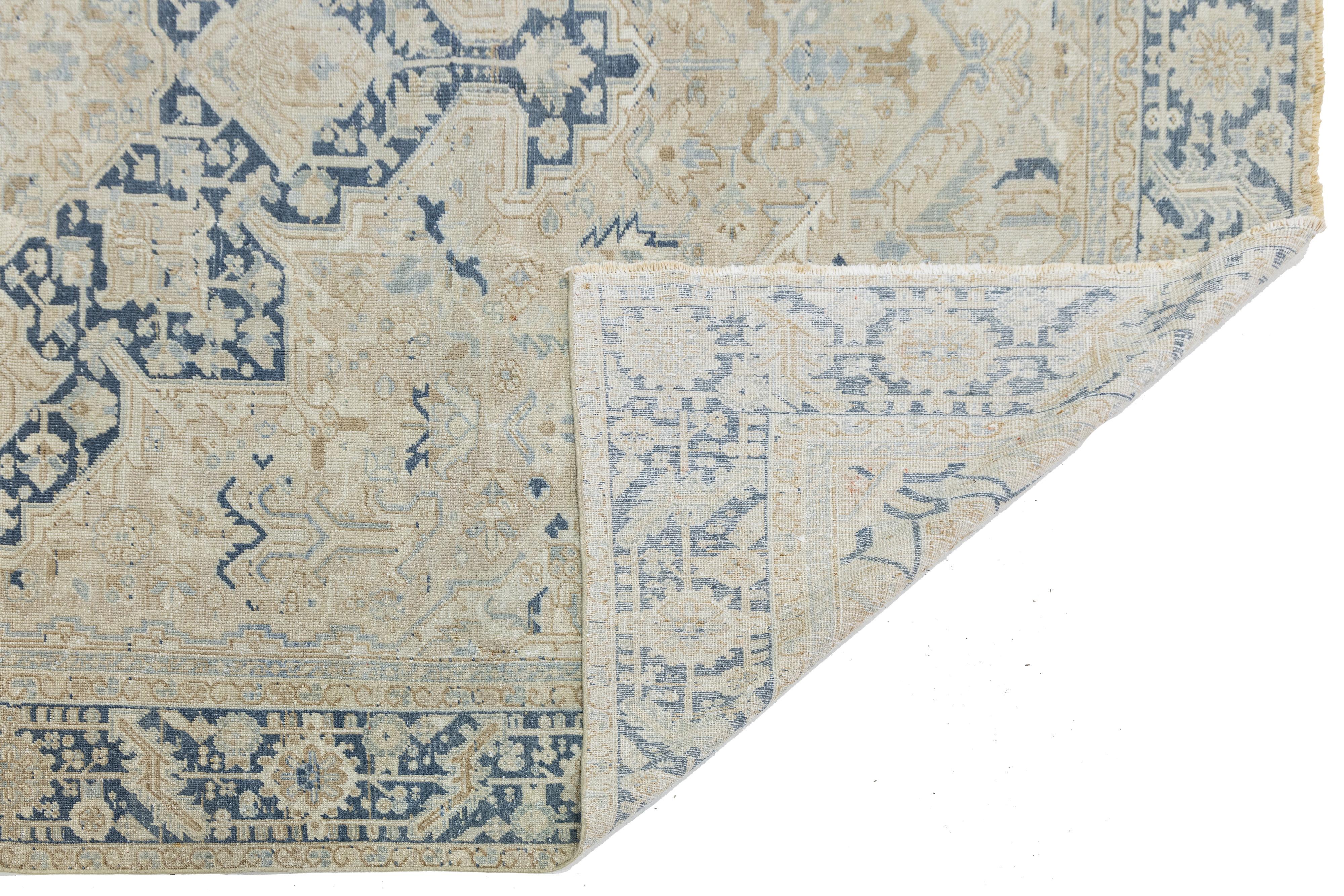Heriz Serapi Ancien tapis persan Serapi en laine beige et bleue à motifs de médaillons en vente