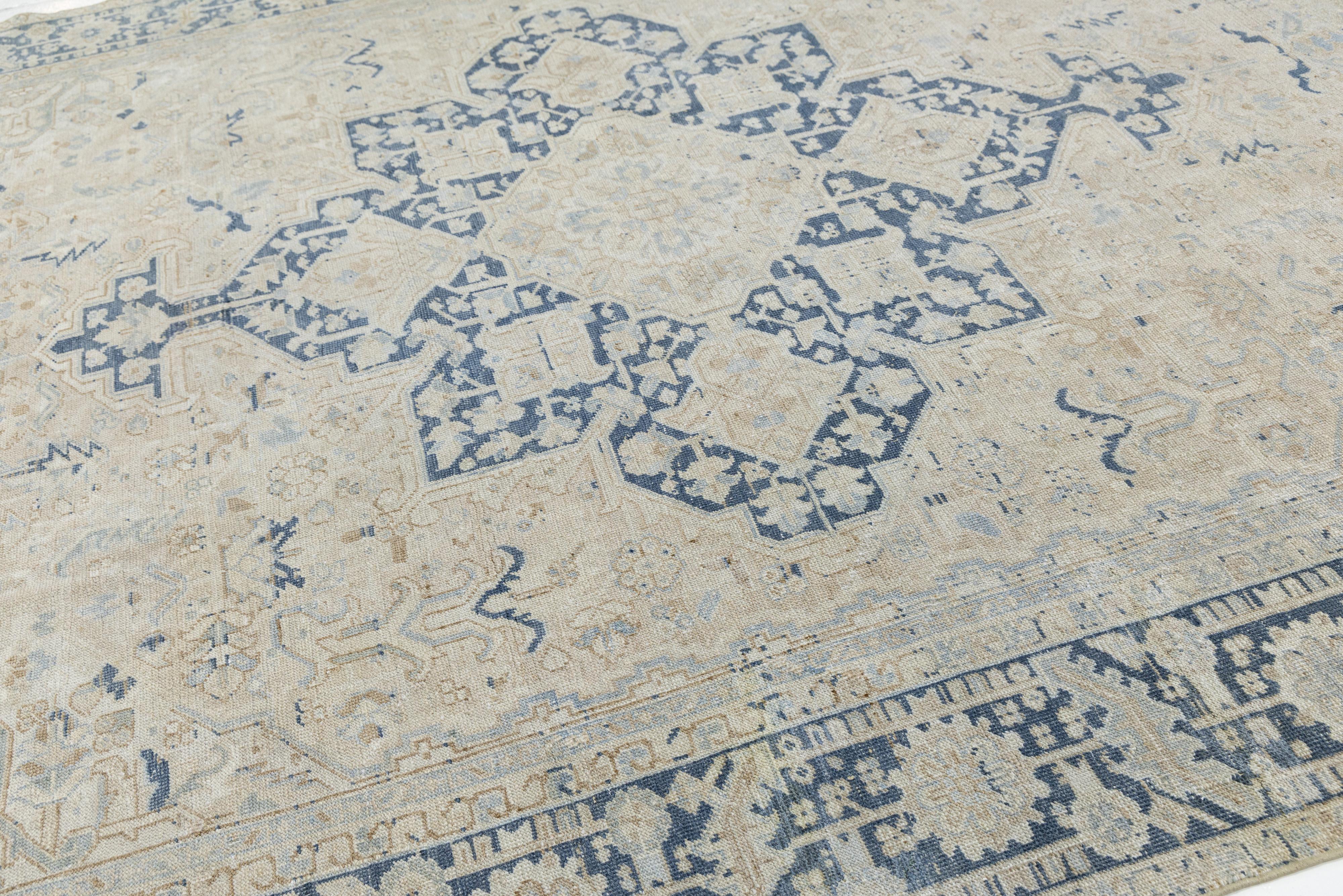 Noué à la main Ancien tapis persan Serapi en laine beige et bleue à motifs de médaillons en vente