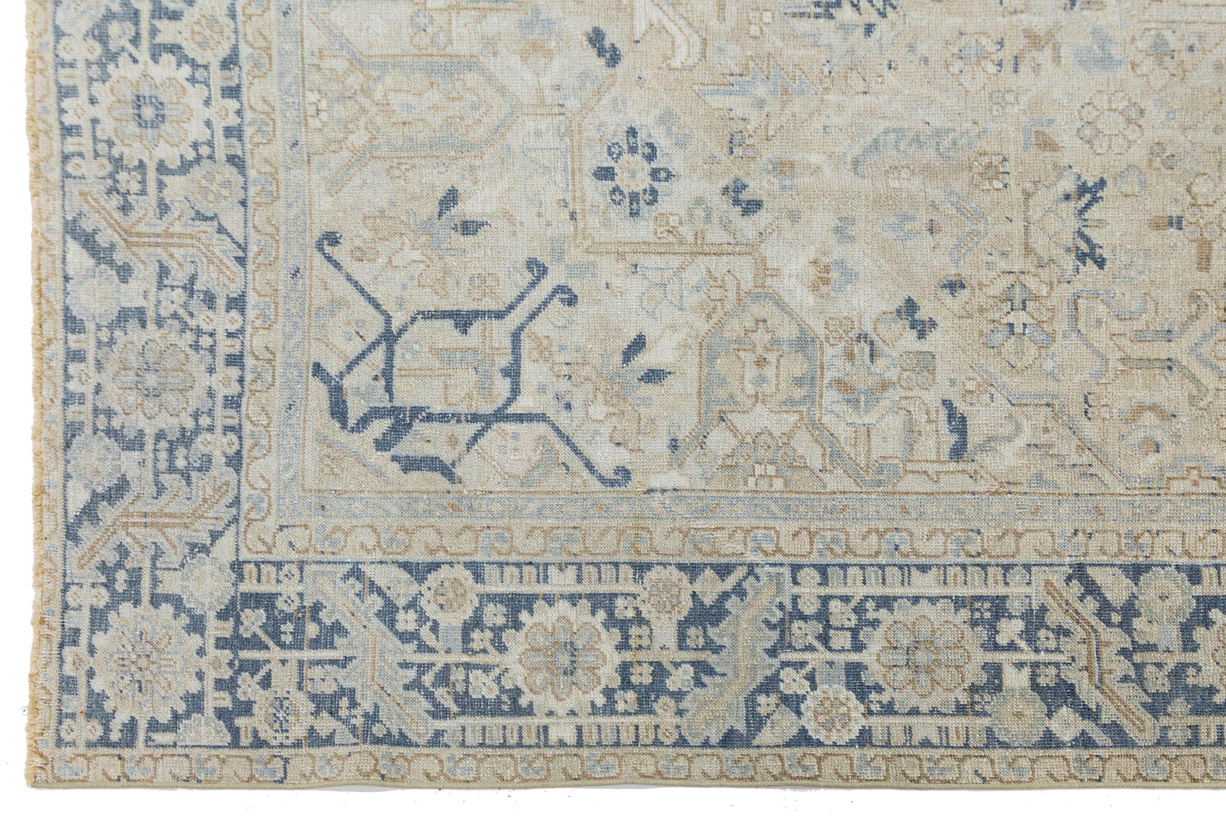 Ancien tapis persan Serapi en laine beige et bleue à motifs de médaillons Excellent état - En vente à Norwalk, CT