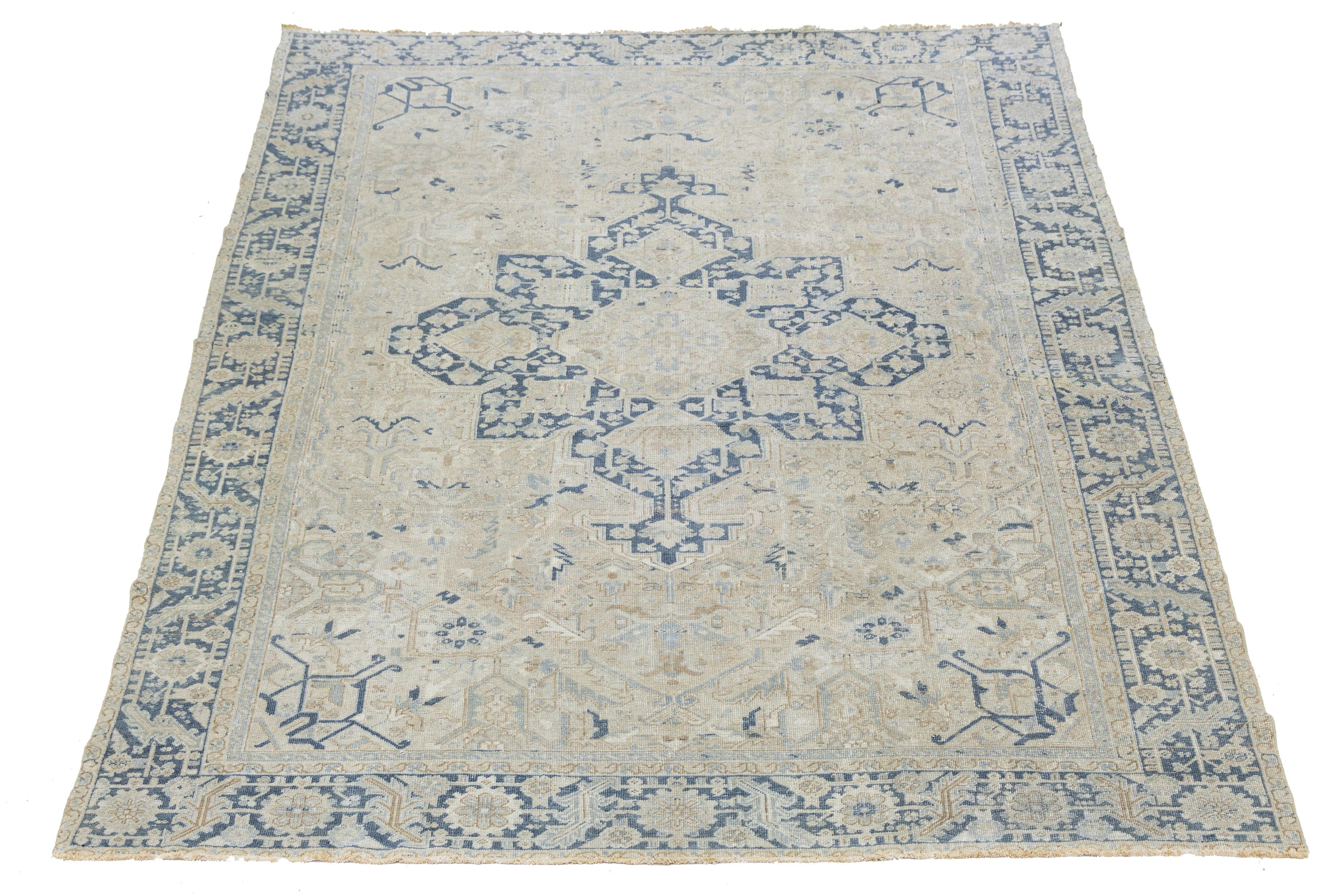 XIXe siècle Ancien tapis persan Serapi en laine beige et bleue à motifs de médaillons en vente