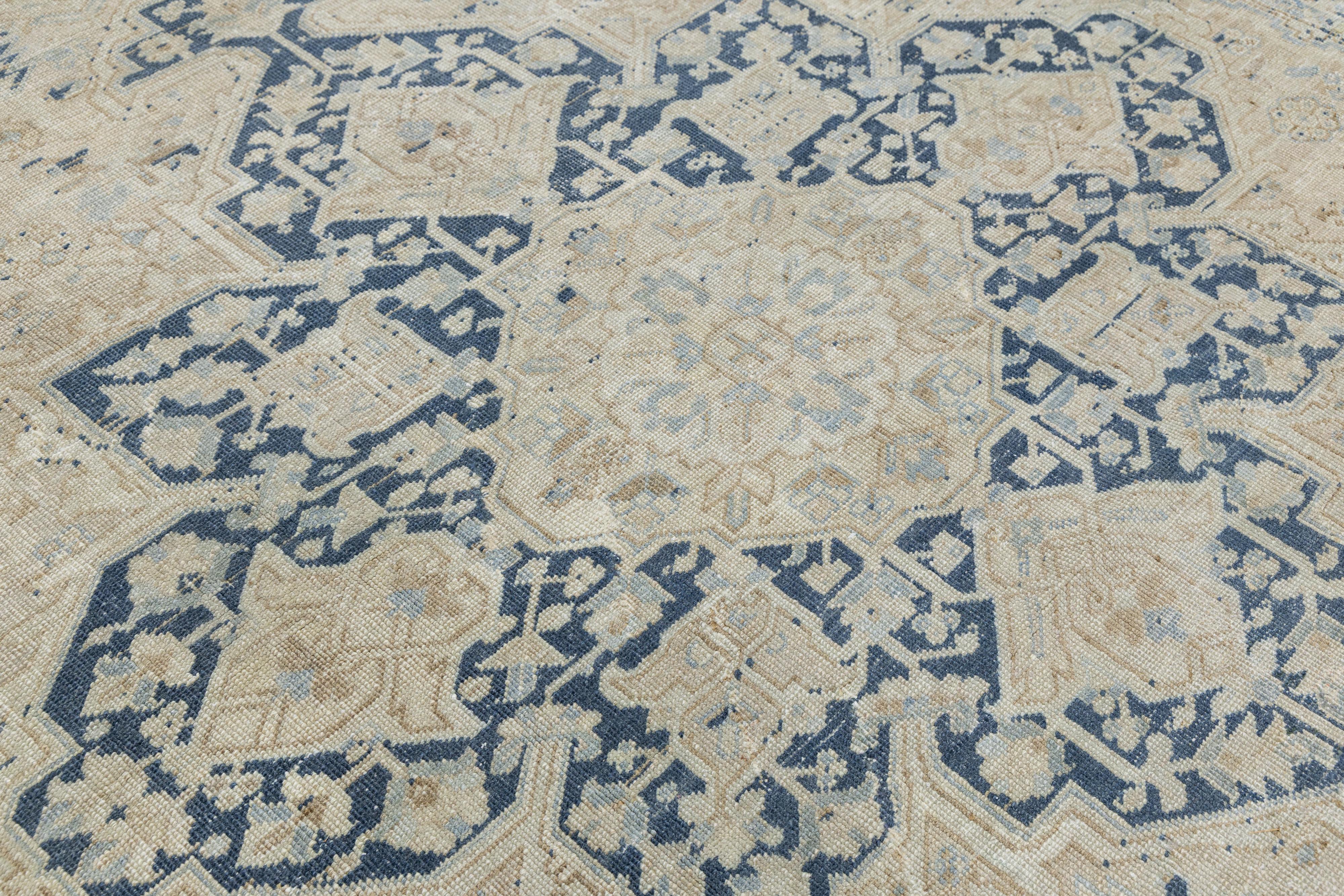Laine Ancien tapis persan Serapi en laine beige et bleue à motifs de médaillons en vente