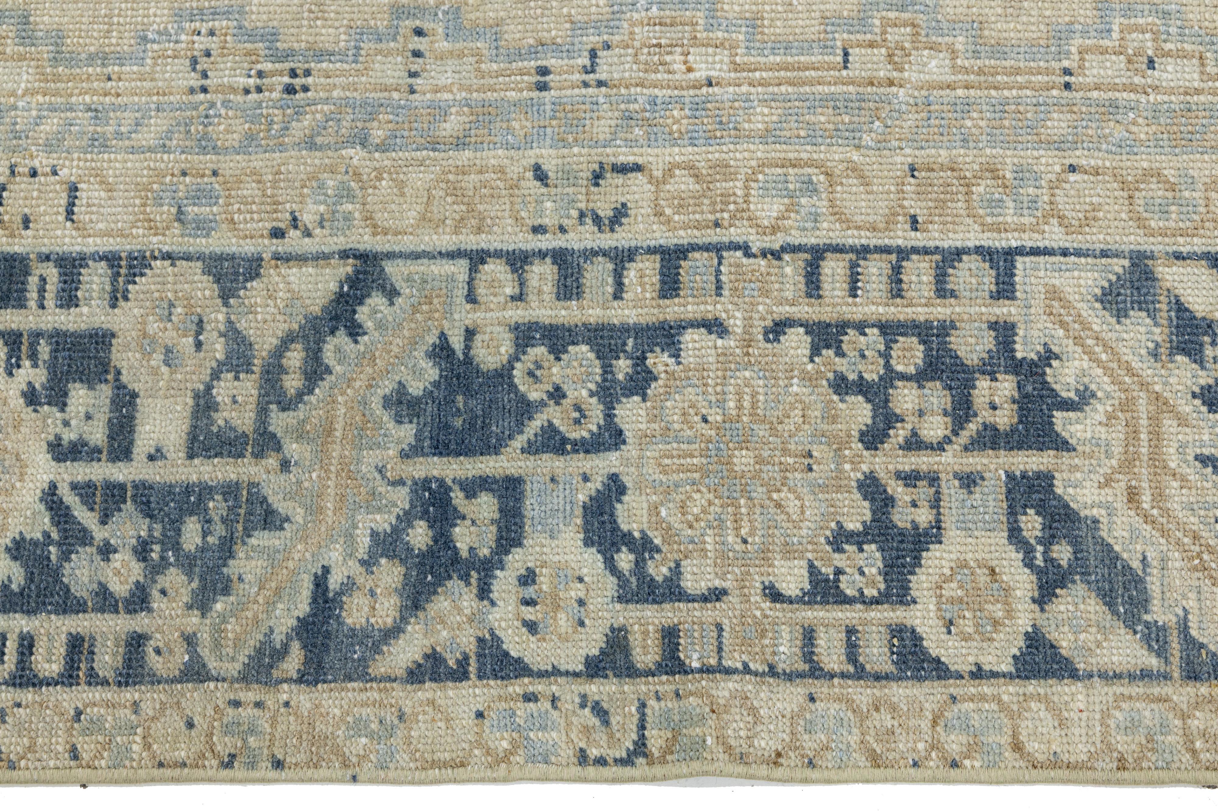 Ancien tapis persan Serapi en laine beige et bleue à motifs de médaillons en vente 1