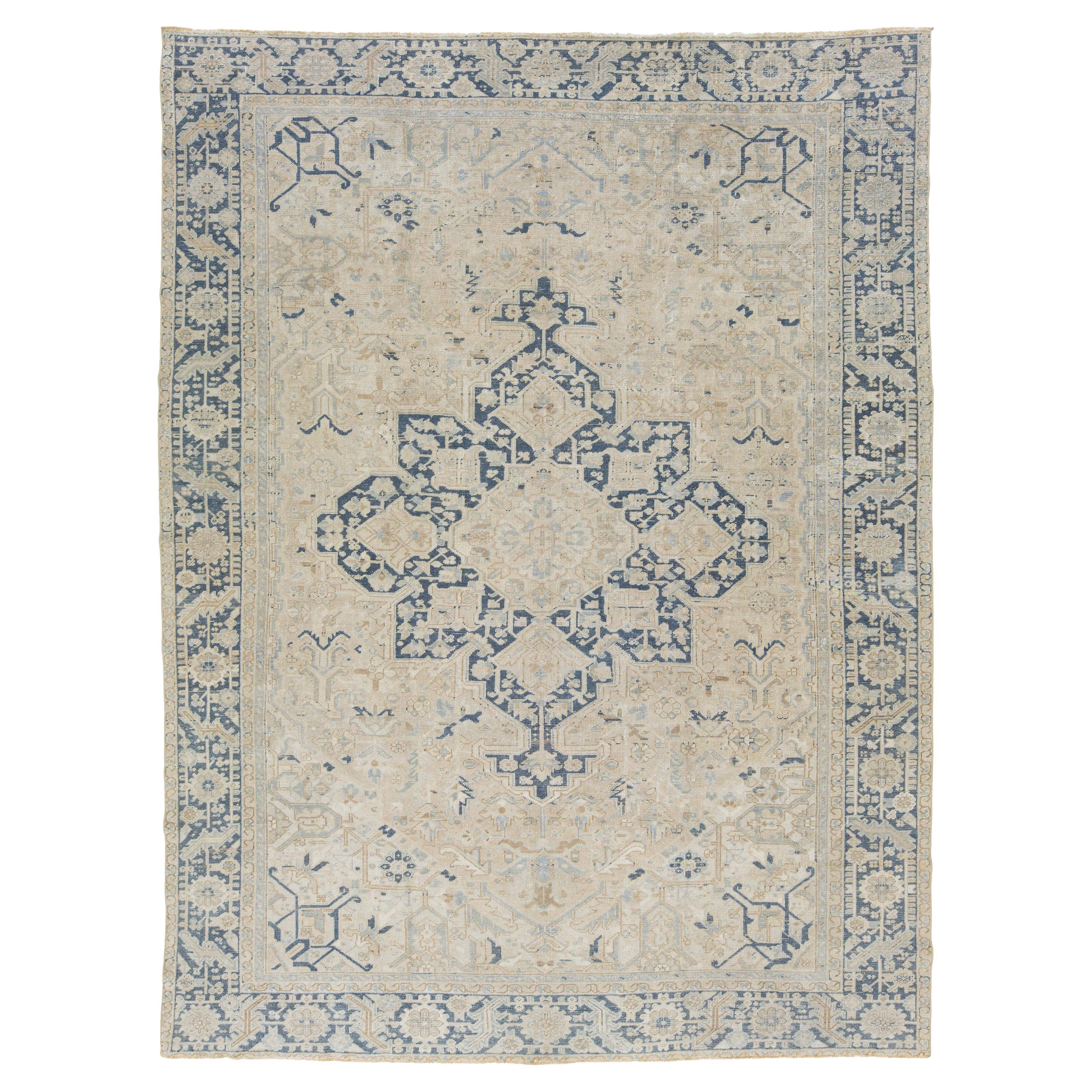 Antiker persischer Serapi-Teppich aus beiger und blauer Wolle mit Medaillon-Design
