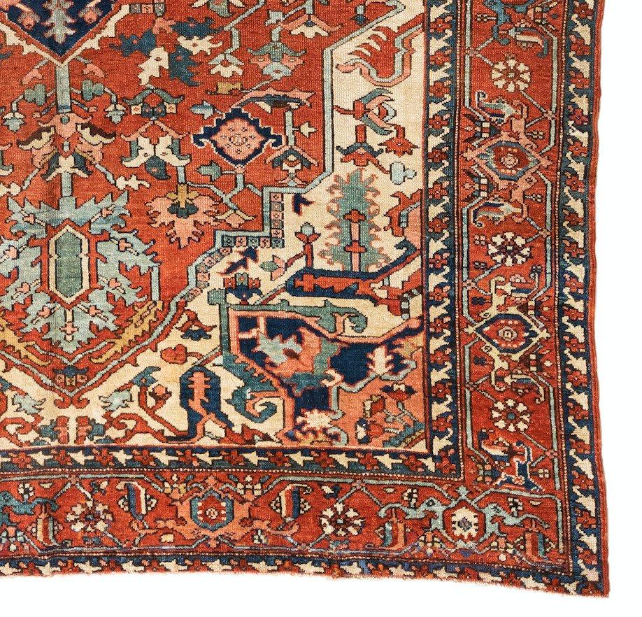Antique Persian Red Ivory and Blue Serapi Rug, circa 1920-1930 In Good Condition For Sale In New York, NY