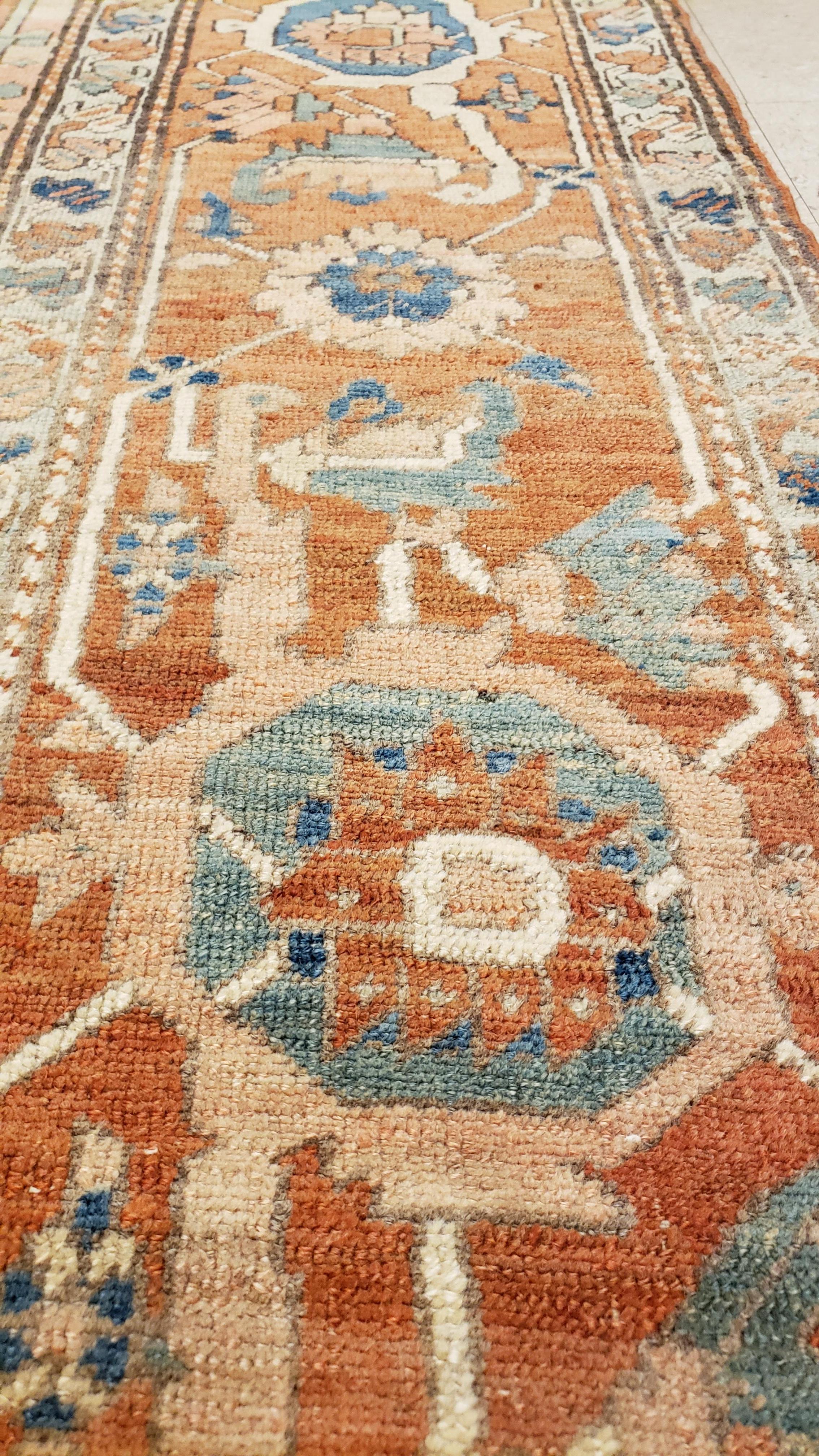 Tapis persan ancien Serapi, géométrique, en laine ivoire nouée à la main en vente 2
