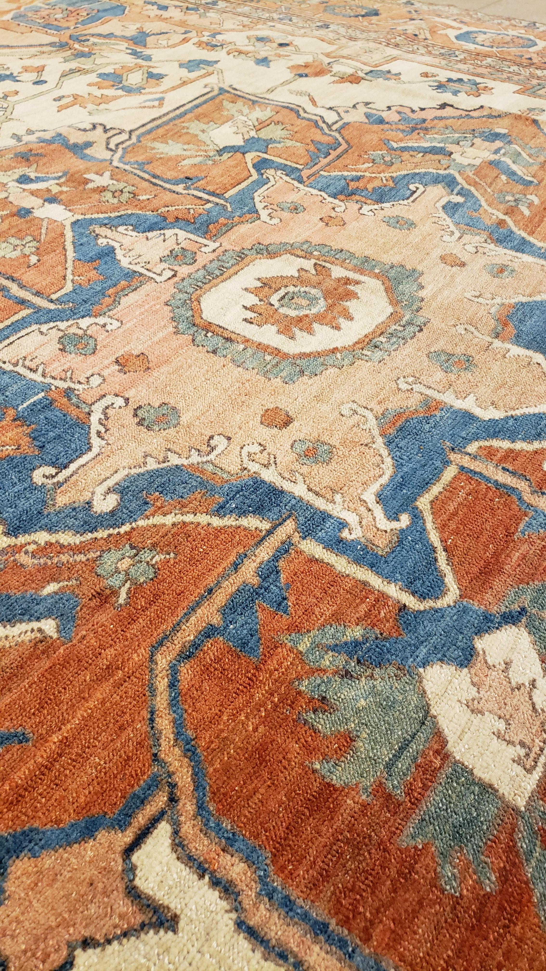 Annodato a mano Antique Persian Serapi Carpet, Geometric, Ivory Hand Knotted Wool Oriental Rug in vendita