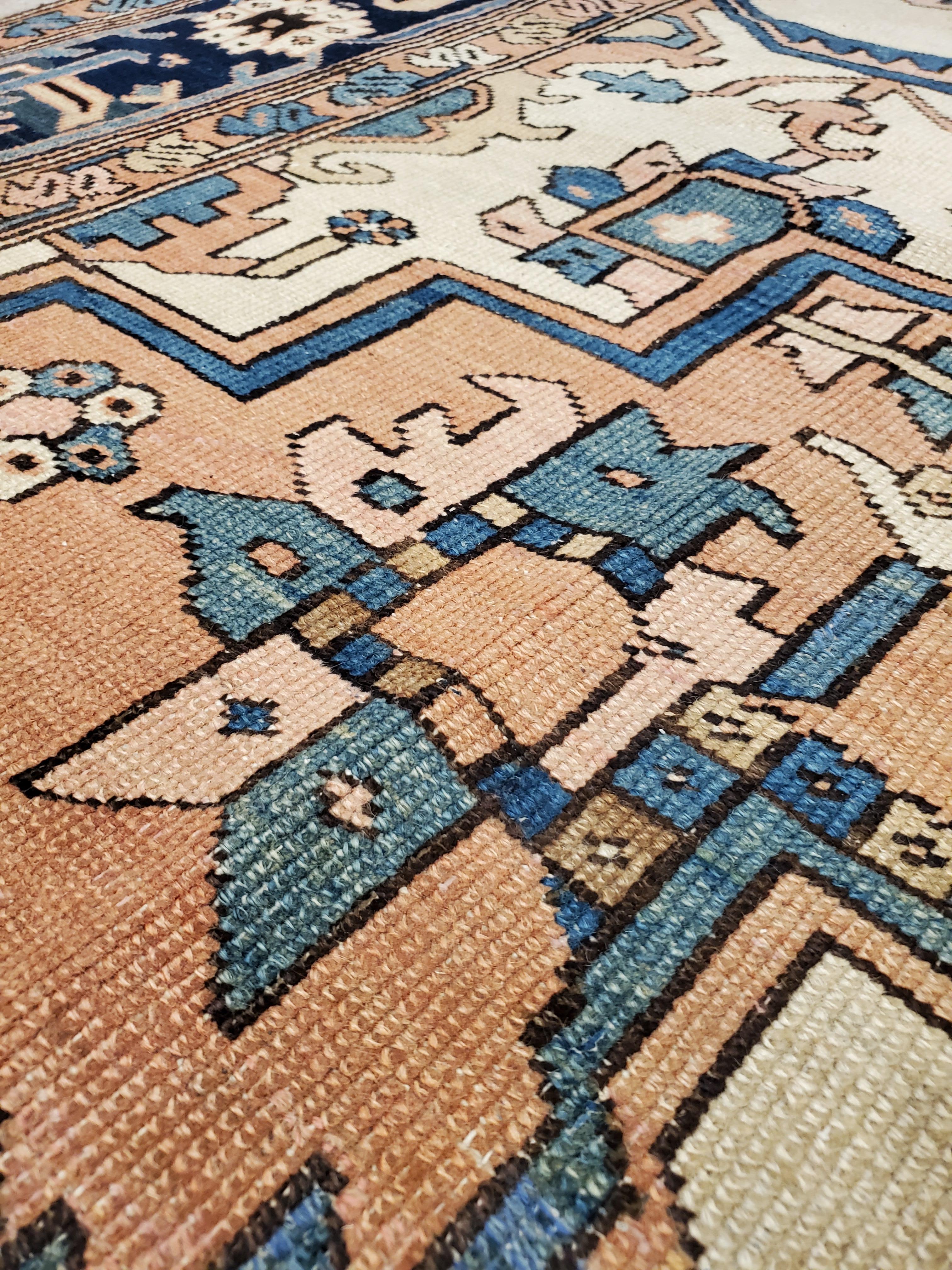 Antiker persischer Serapi-Teppich, geometrisch, elfenbeinfarbener handgeknüpfter orientalischer Wollteppich im Angebot 1