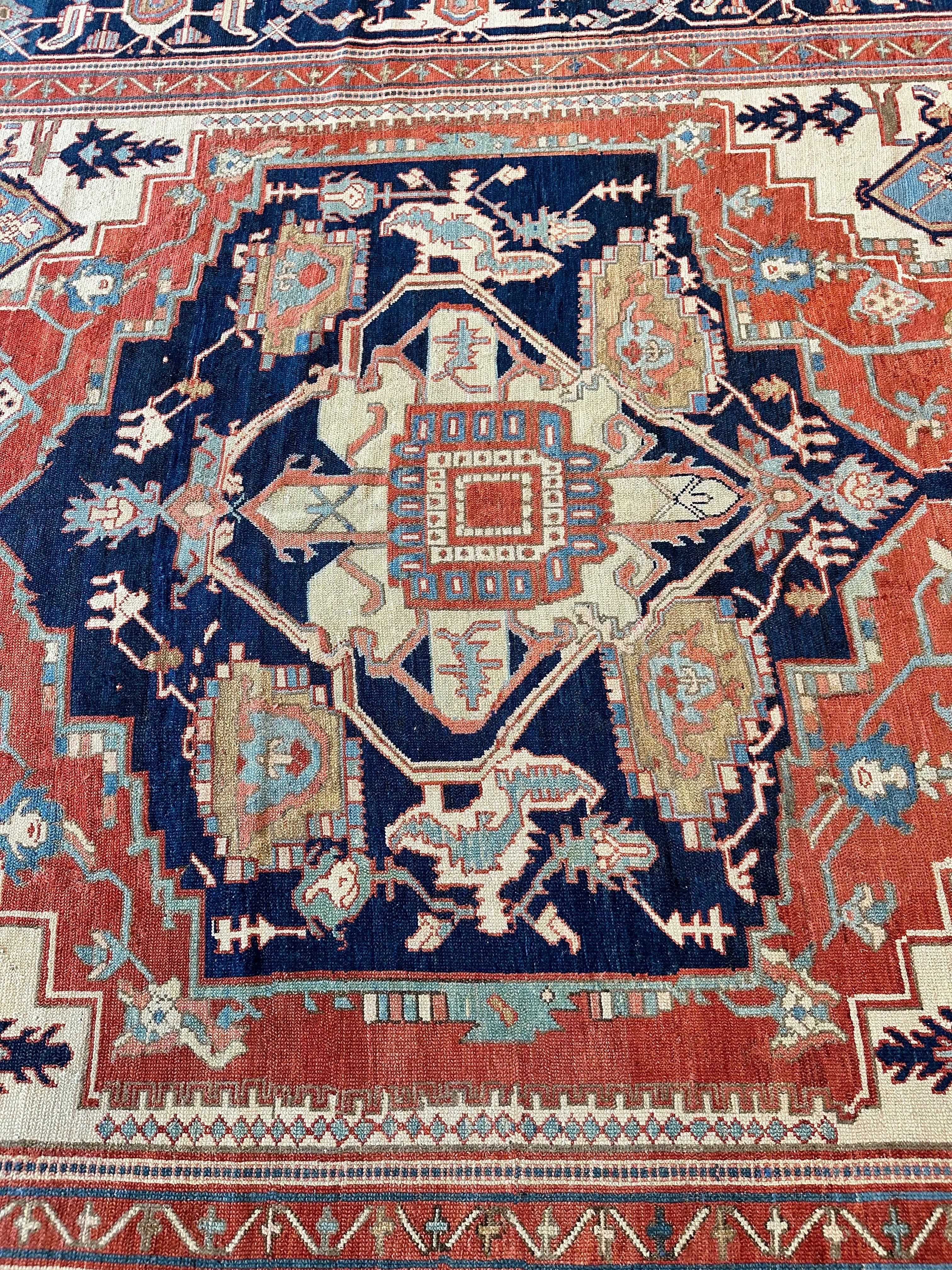 Antiker persischer Serapi-Teppich, handgefertigter orientalischer Teppich, Hellblau, Elfenbein, Rostrot im Angebot 4