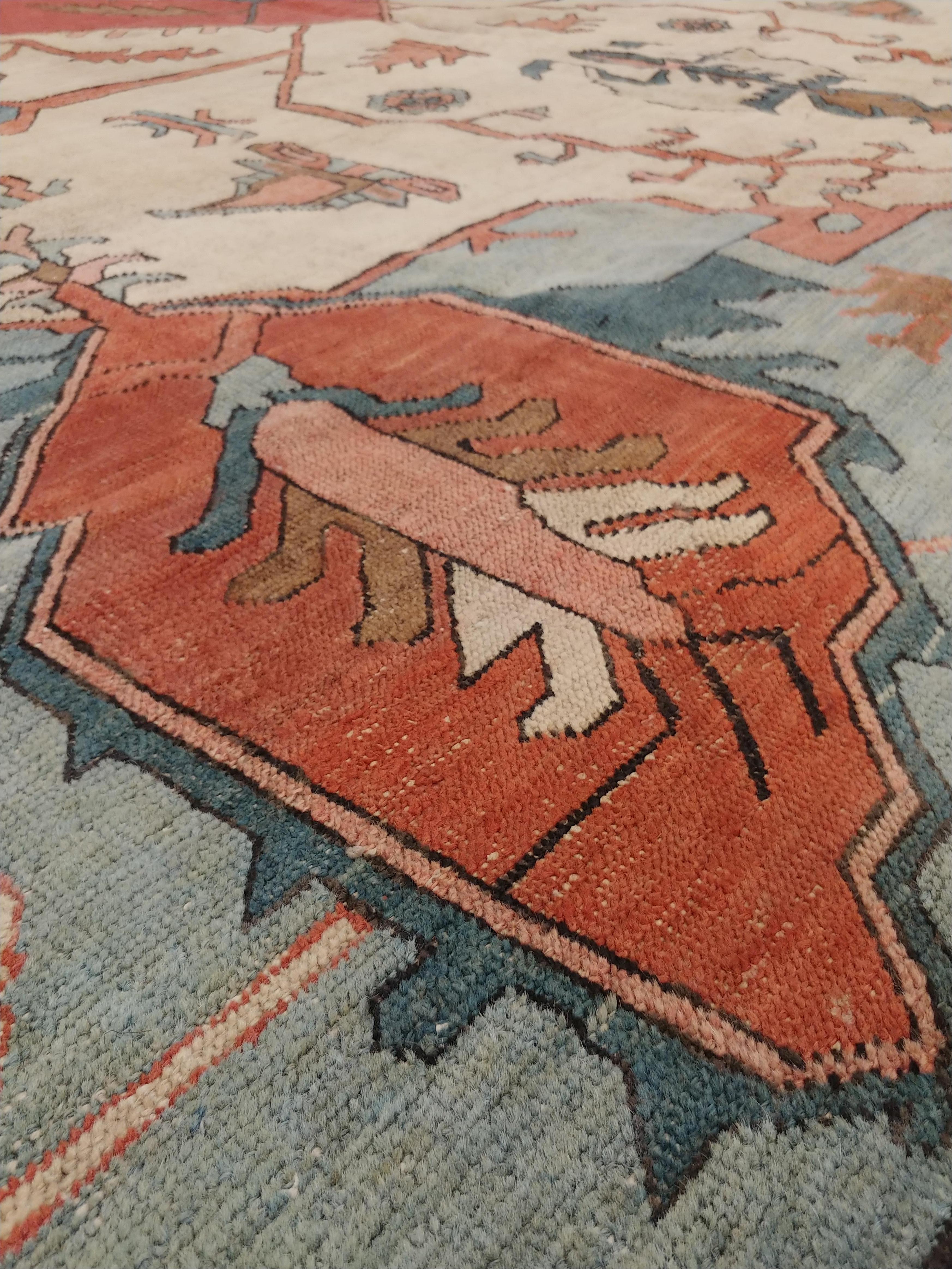 Antiker persischer Serapi-Teppich, handgefertigt, orientalischer Teppich, Rost, Elfenbein, Hellblau im Zustand „Gut“ im Angebot in Port Washington, NY