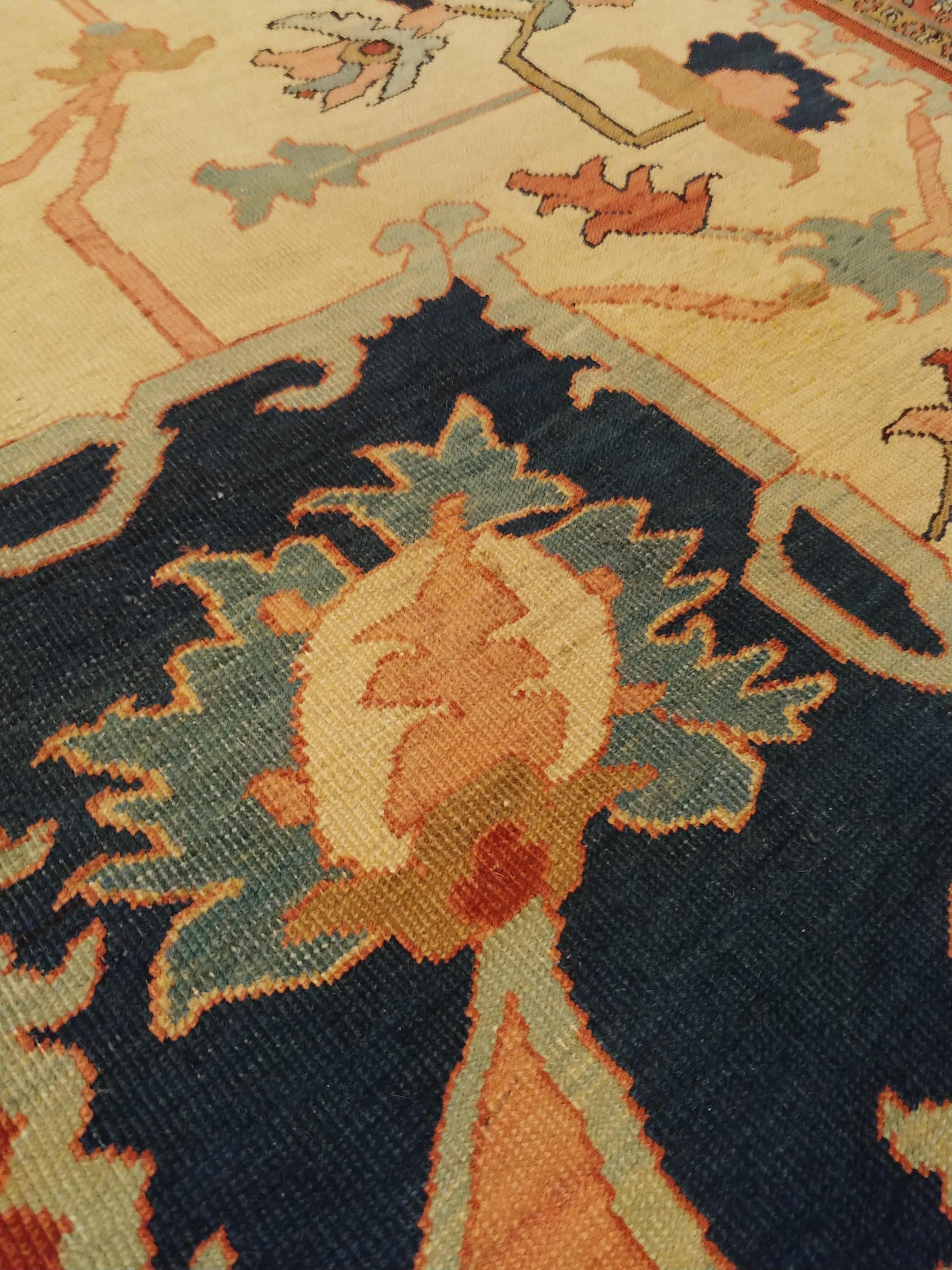 Antiker persischer Serapi-Teppich, handgefertigter Orientteppich aus Wolle, Elfenbein und Hellblau im Angebot 7