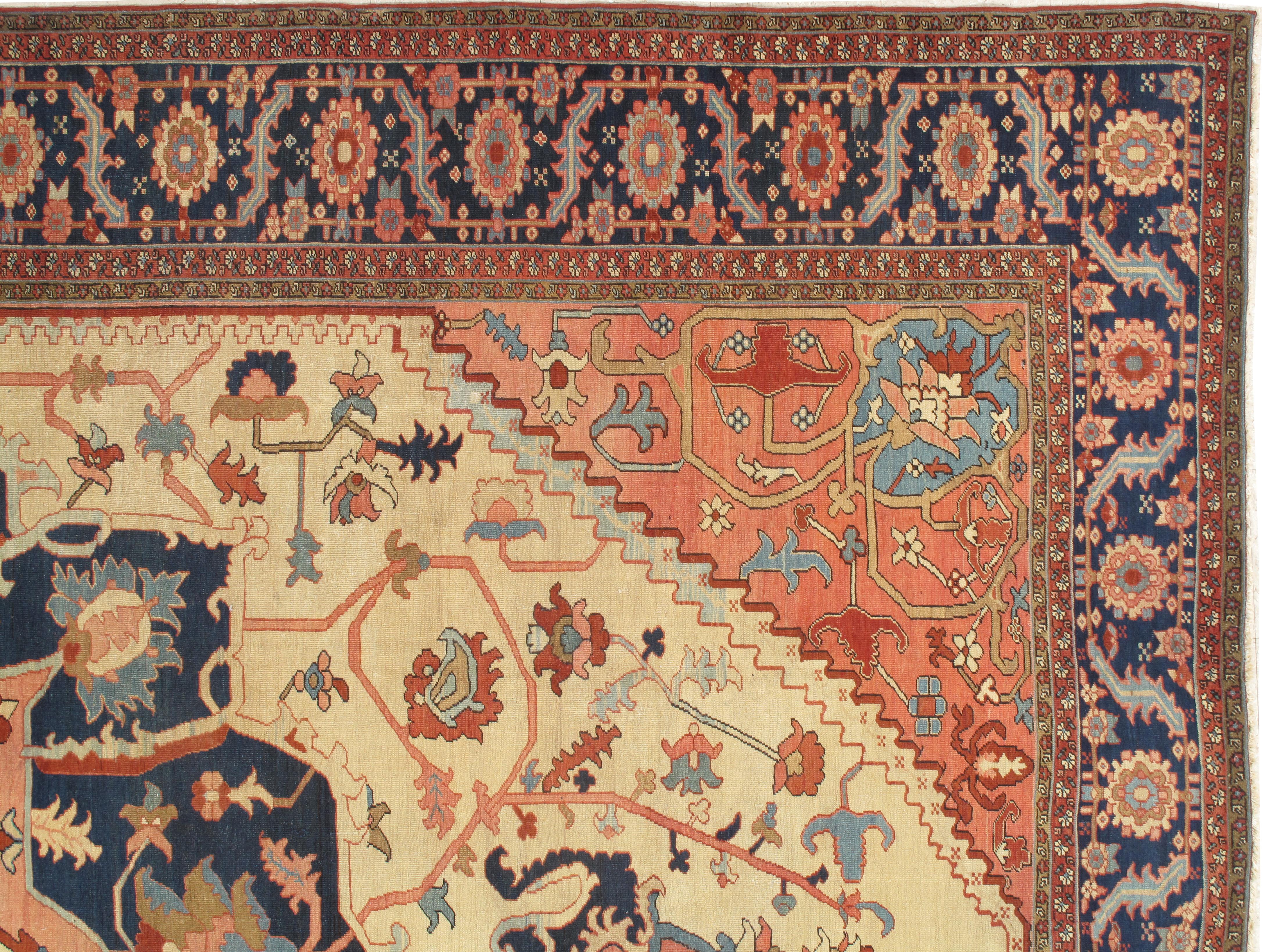 Antiker persischer Serapi-Teppich, handgefertigter Orientteppich aus Wolle, Elfenbein und Hellblau (Persisch) im Angebot