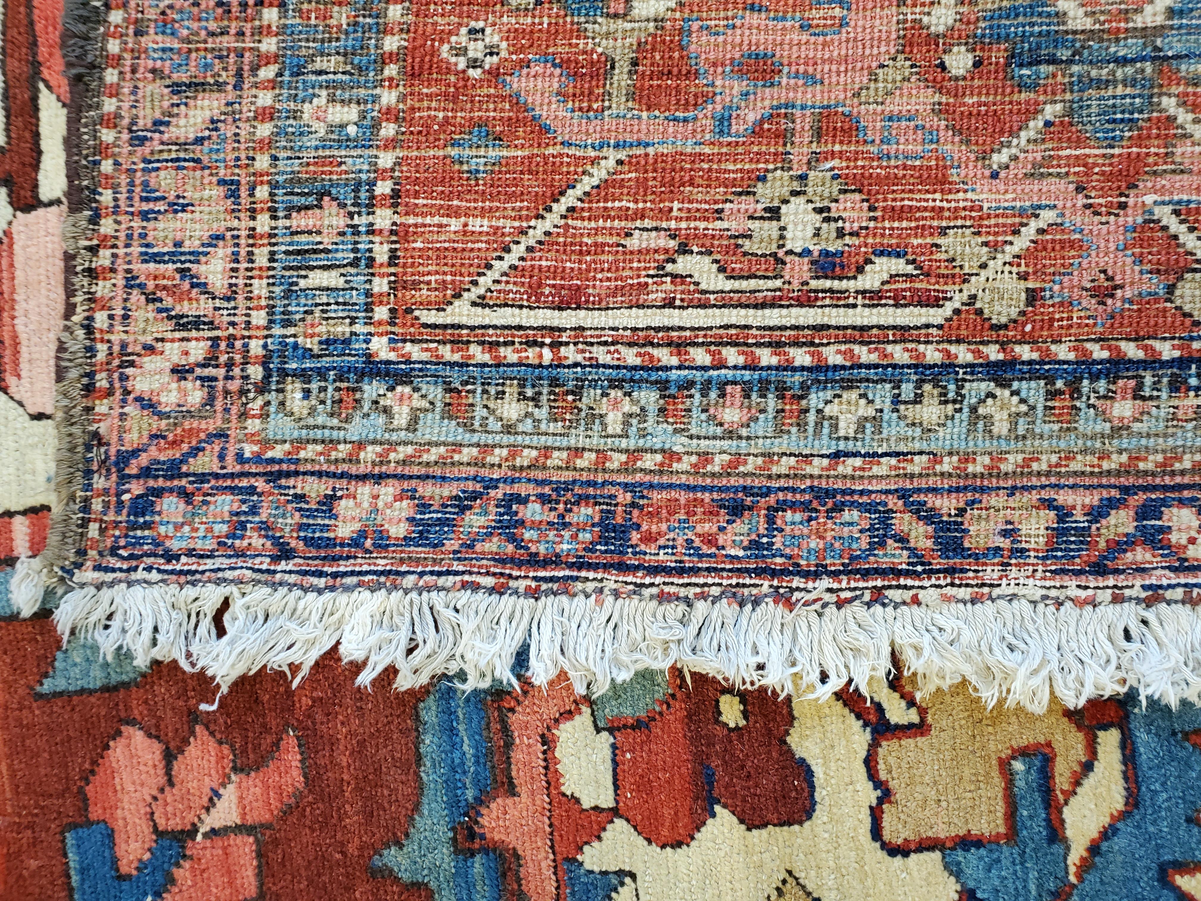 Antique Persian Serapi Carpet, Handmade Wool Oriental Rug Ivory, Rust In Excellent Condition For Sale In Port Washington, NY