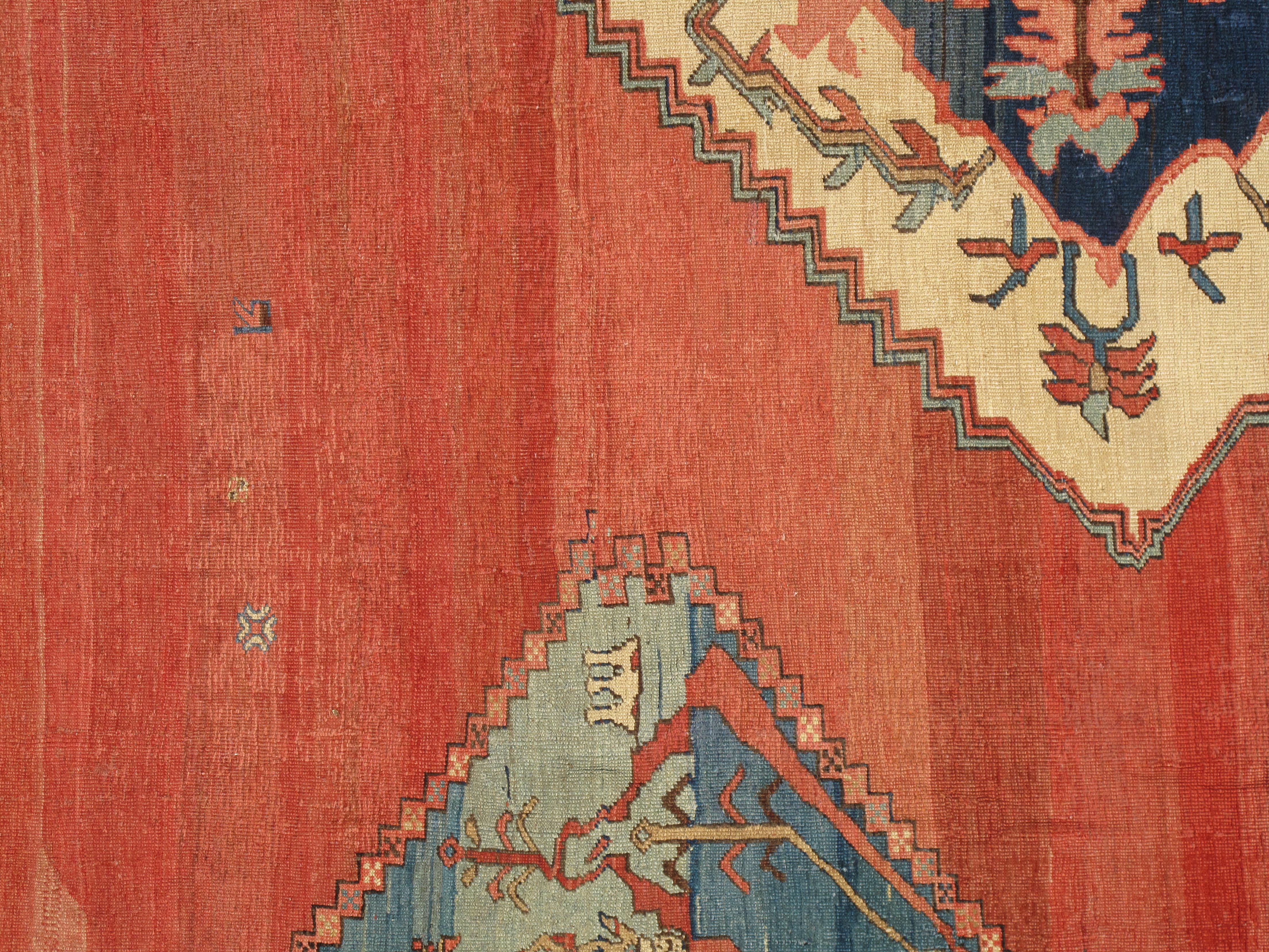 Tapis persan Serapi ancien, tapis oriental en laine fait à la main, ivoire rouille clair bleu clair en vente 2