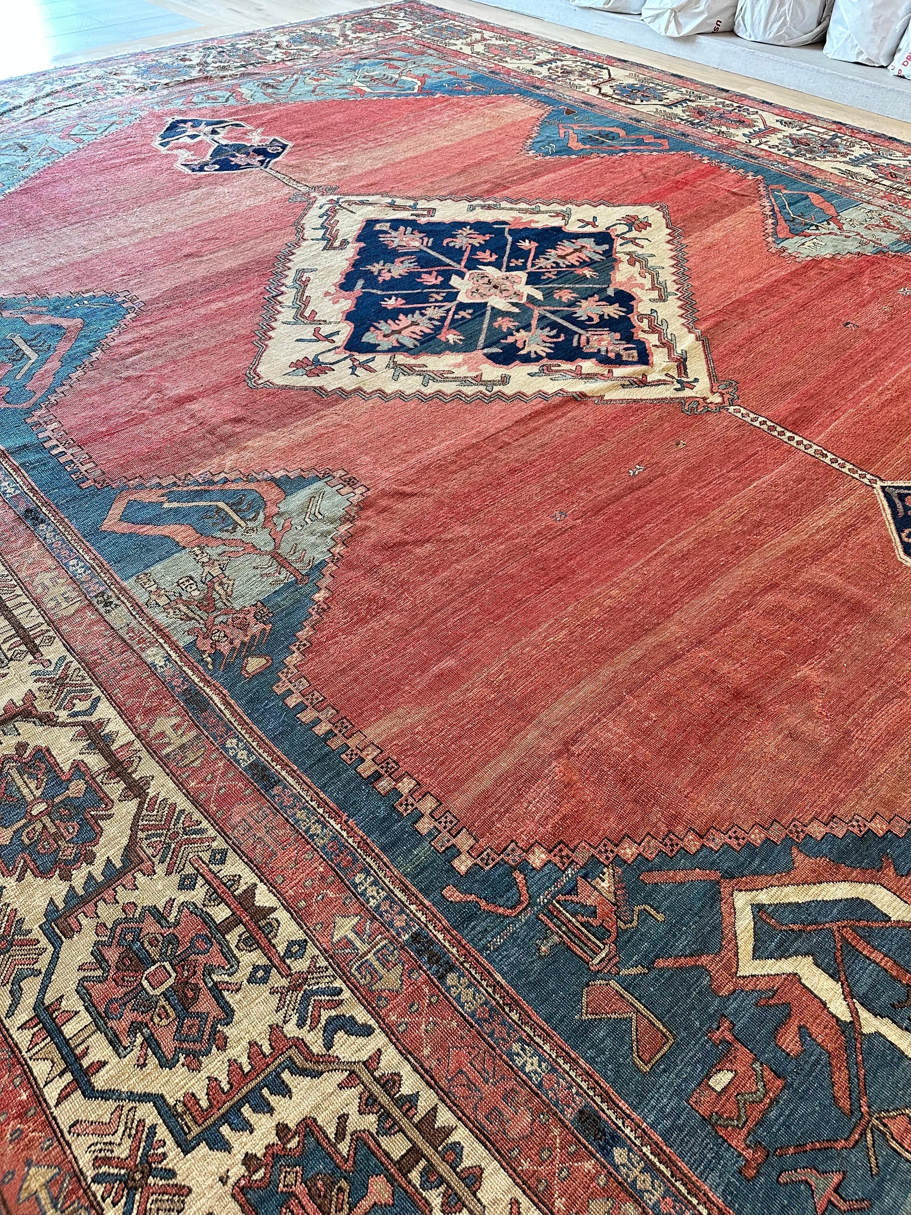 Tapis persan Serapi ancien, tapis oriental en laine fait à la main, ivoire rouille clair bleu clair en vente 9
