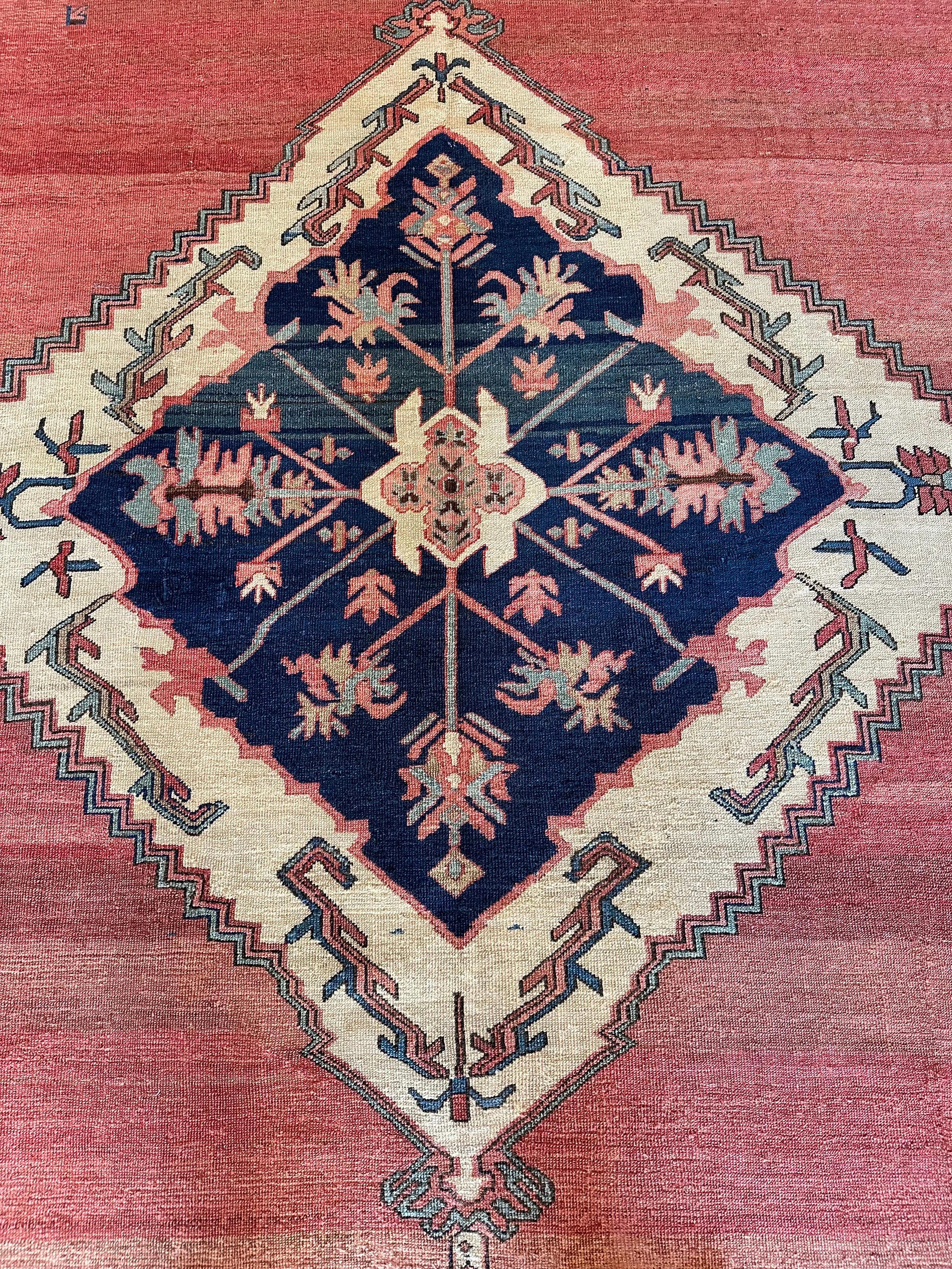Tapis persan Serapi ancien, tapis oriental en laine fait à la main, ivoire rouille clair bleu clair en vente 11
