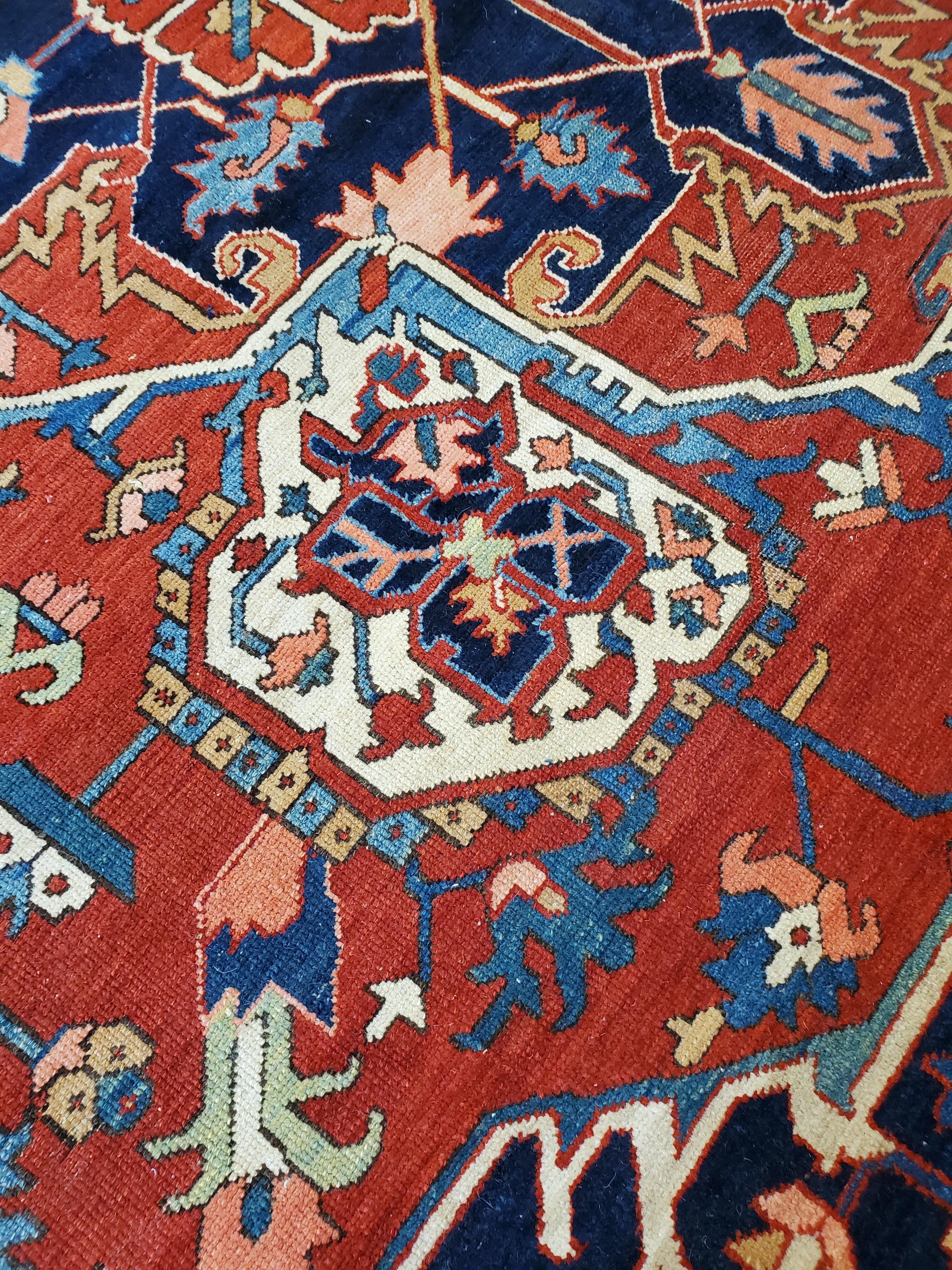 Antiker Persischer Serapi Teppich, Handgefertigter Wolle Orientteppich, Marine Rost Hellblau im Angebot 4