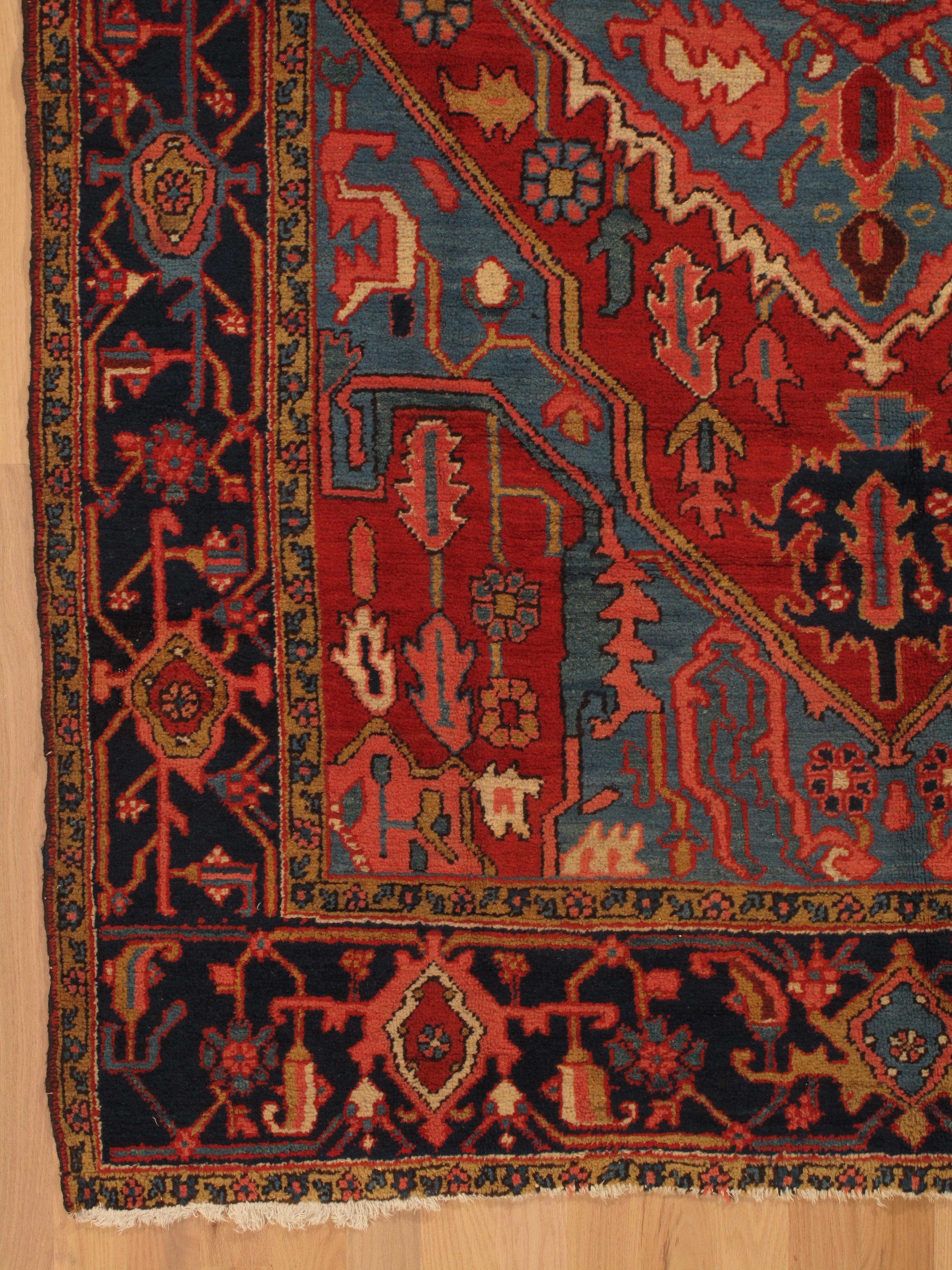 Antiker persischer Serapi Teppich Handgefertigter Wollteppich Orientalischer Teppich, Rot, Elfenbein, Hellblau (20. Jahrhundert) im Angebot