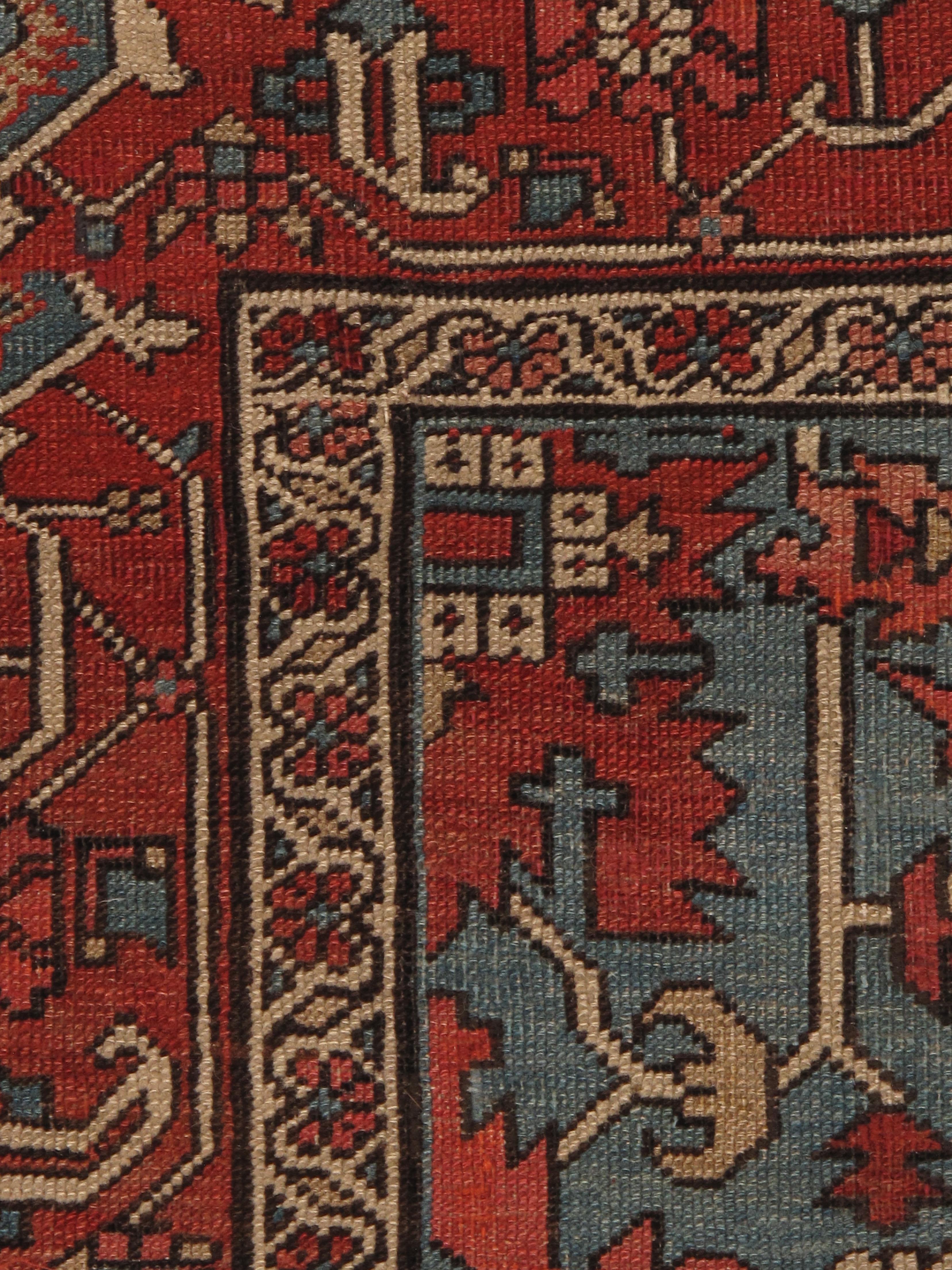 Les tapis Serapi de la fin du XIXe siècle et du début du XXe siècle représentent l'apogée de l'art du tissage des tapis persans. Originaires du village de Serab, dans la région de Heriz, au nord-ouest de la Perse (aujourd'hui l'Iran), ces tapis sont