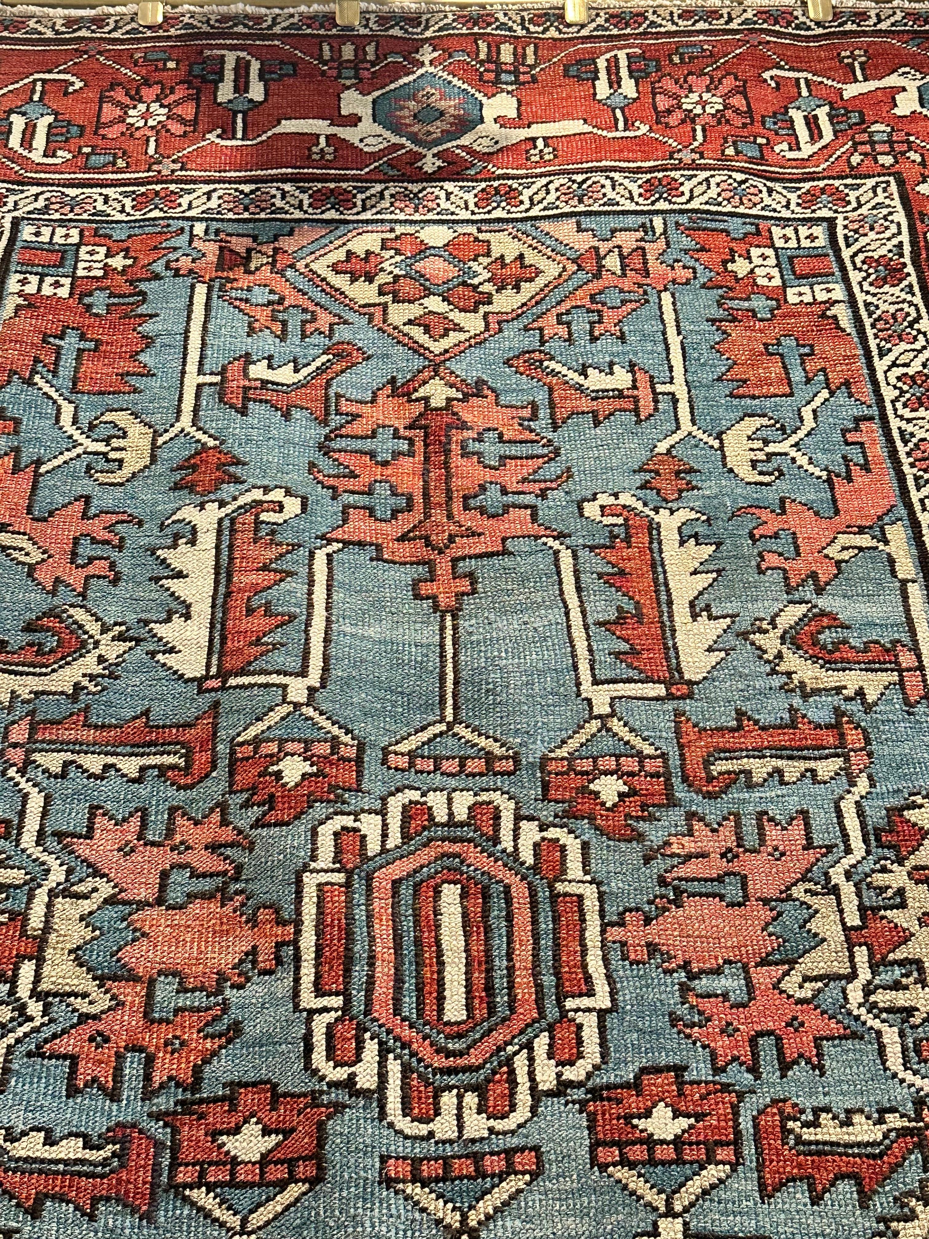 Laine Tapis persan Serapi ancien fait à la main en laine orientale rouille, ivoire, bleu clair en vente